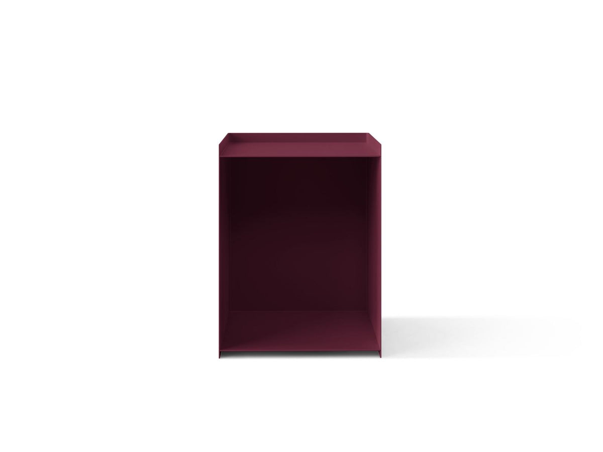 Nachttisch Ovada von Cosmopolitan Design aus pulverbeschichtetem Metall in Burgundy-Metal, quadratische Form mit Stahlbeinen.