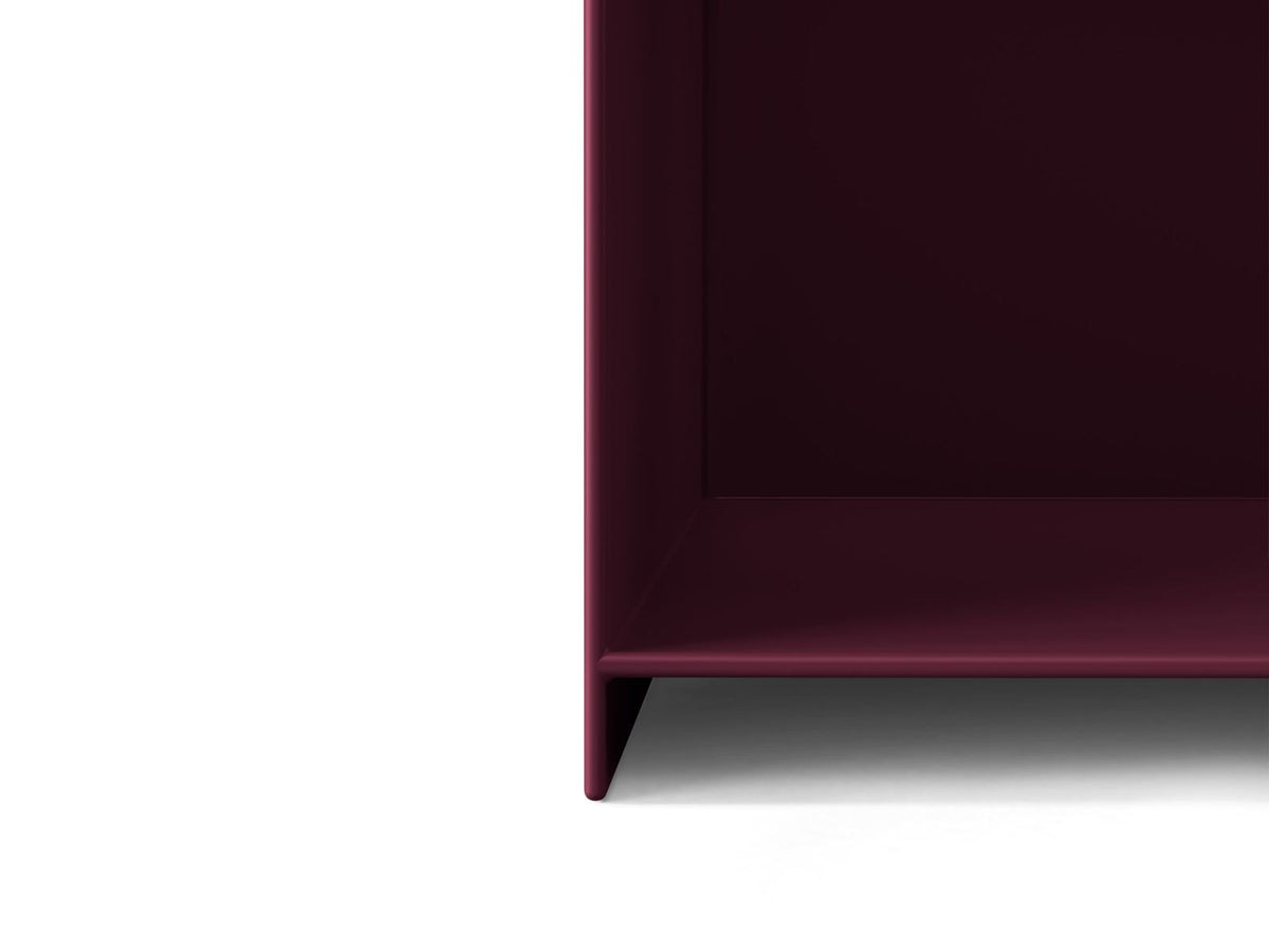 Nachttisch Ovada von Cosmopolitan Design aus pulverbeschichtetem Metall in Burgundy-Metal, quadratische Form mit Stahlbeinen.