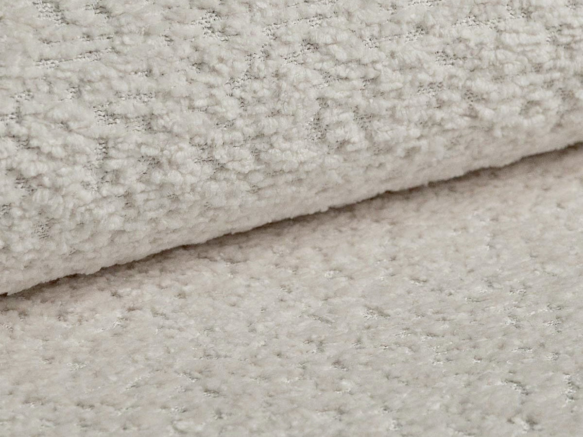 Kemi Kissen 10cm von Cosmopolitan Design in Light Beige-CORAL mit Bouclé-Stoffbezug, quadratische Form, auf hellem Hintergrund fotografiert.