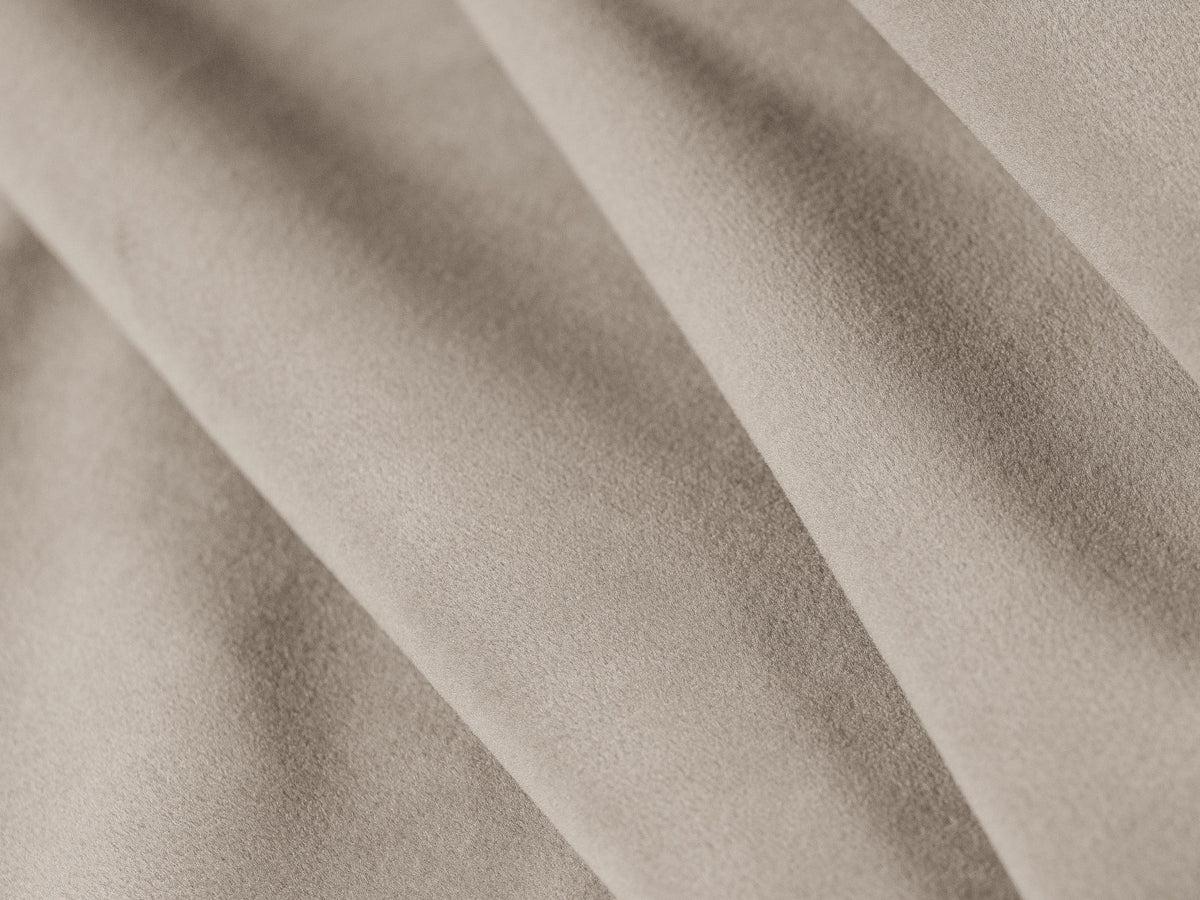 Beige-Salvador Samtkissen Kemi von Cosmopolitan Design, rechteckige Form mit weichem Velours-Bezug und Holzgestell, Grösse 55x10x40 cm.