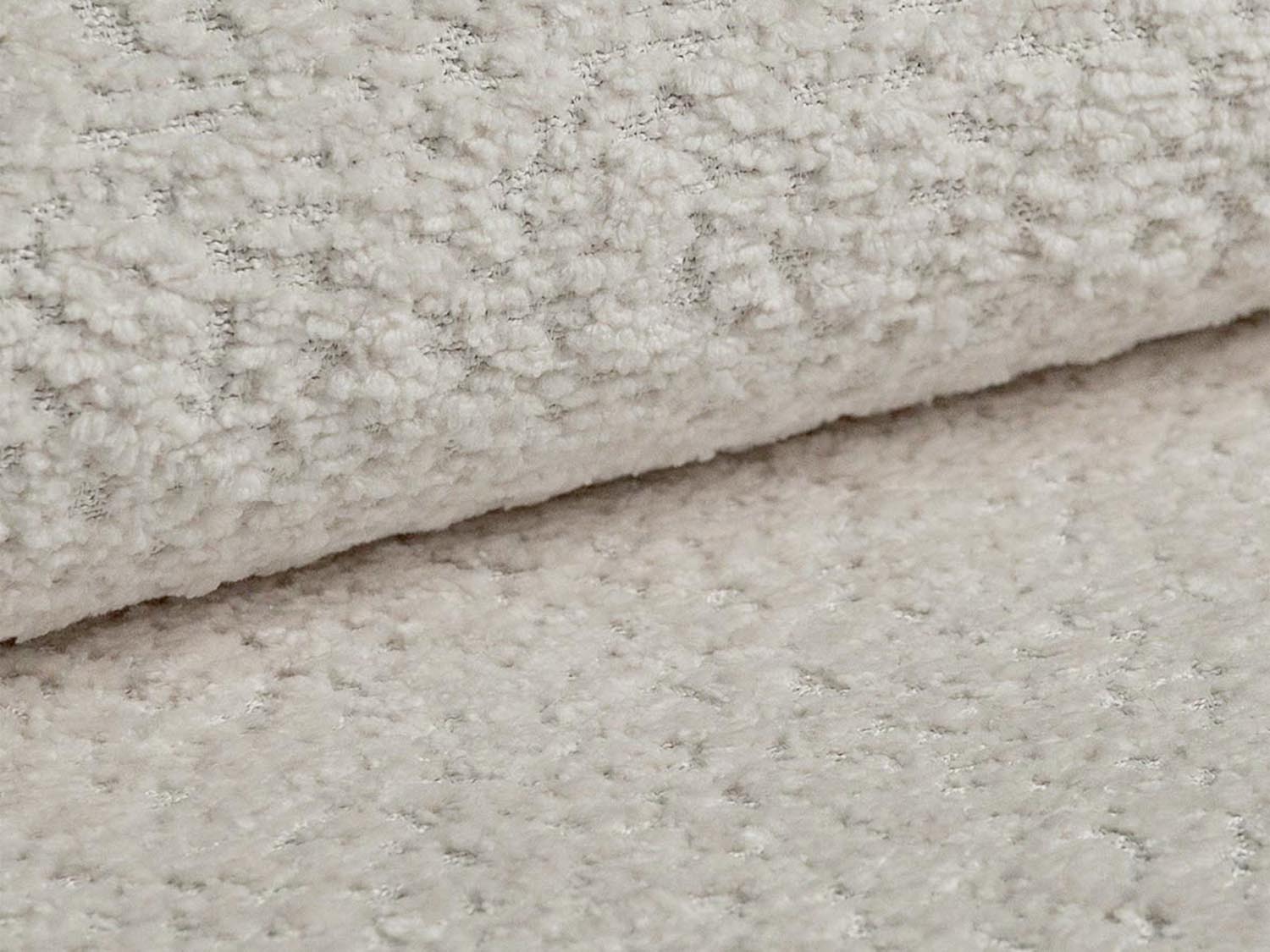 Stilvolles Kemi Dekokissen in warmen Beige- und Korallnuancen, perfekt für moderne Inneneinrichtungen. Hochwertige Materialien von Cosmopolitan Design.