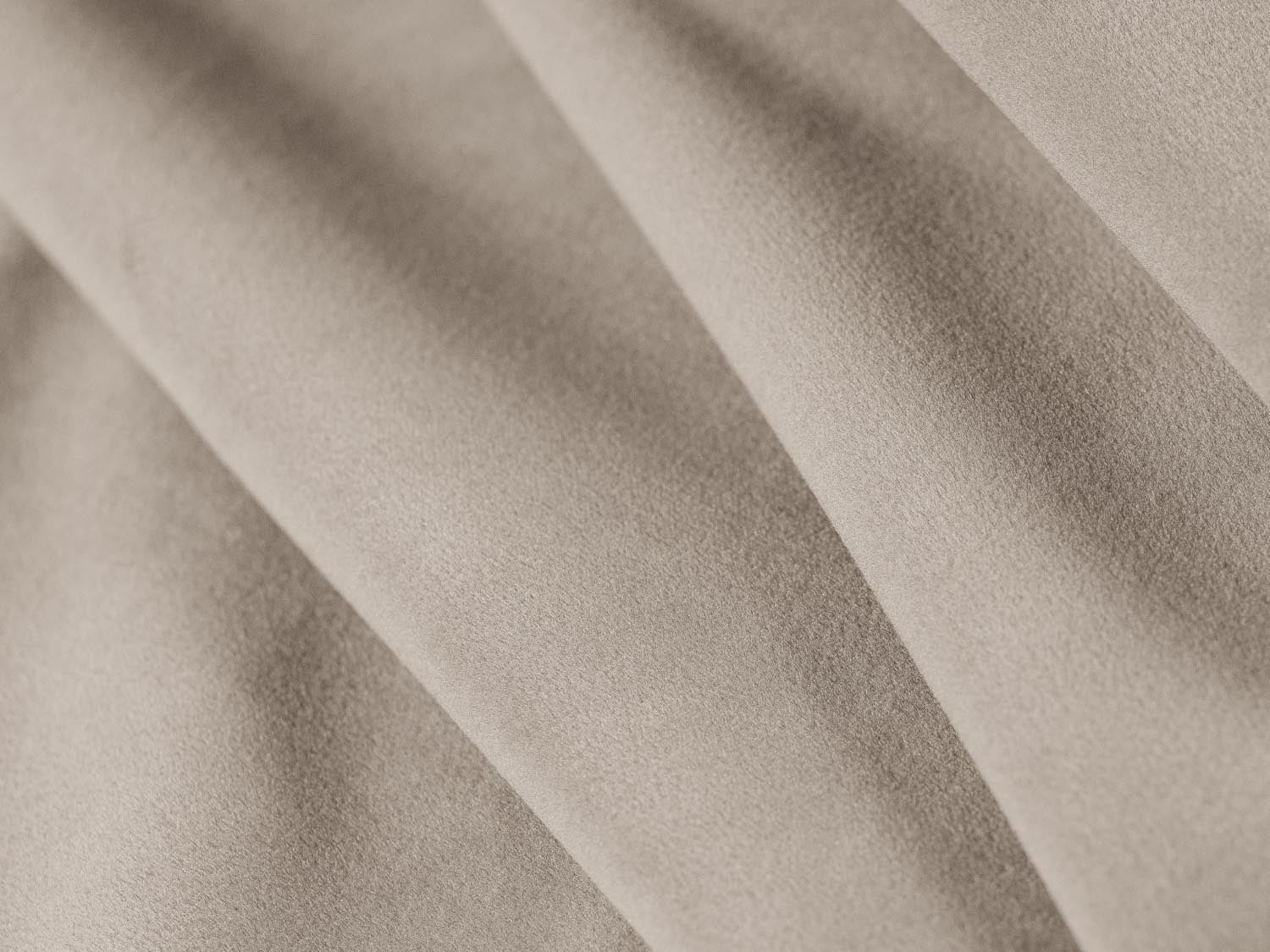 Elegantes Kemi Velour Kissen in Beige von Cosmopolitan Design, perfektes Deko-Element für ein gemütliches Ambiente, weich und geschmackvoll.