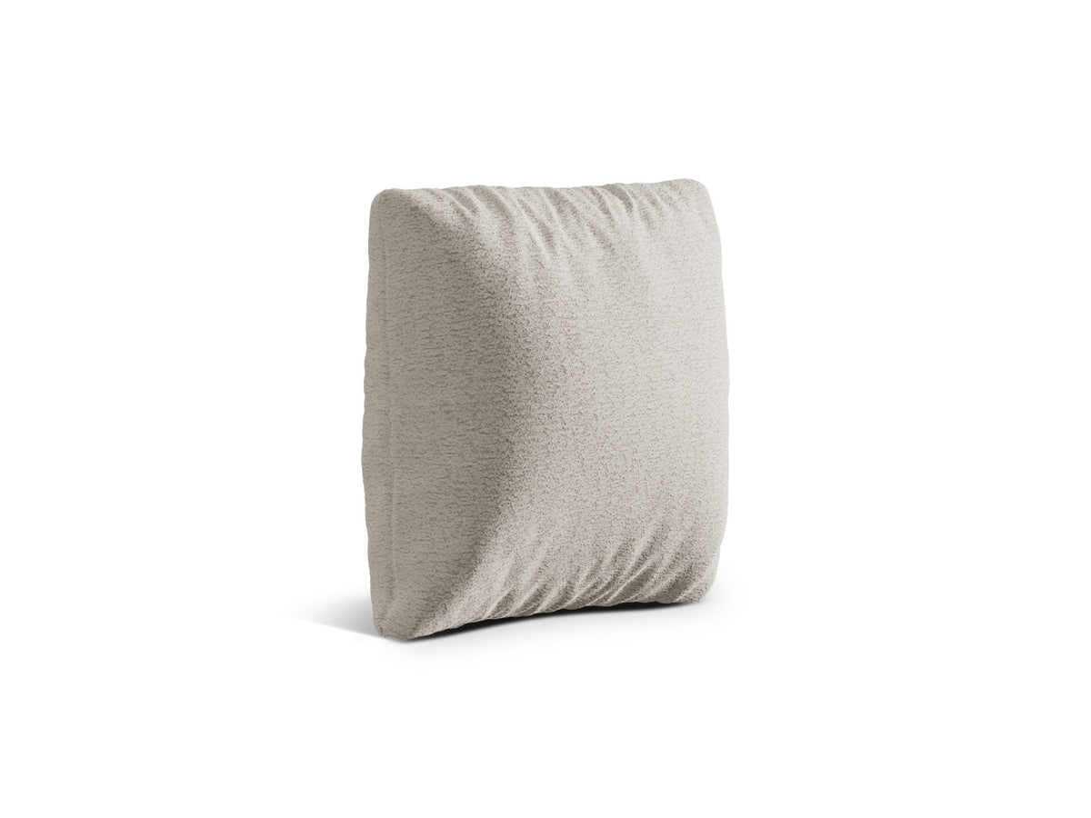 Quadratisches Kissen Kemi 18cm mit Bouclé-Stoff in Coral, Farbe Light Beige, dekorativ auf einem Sofa platziert.