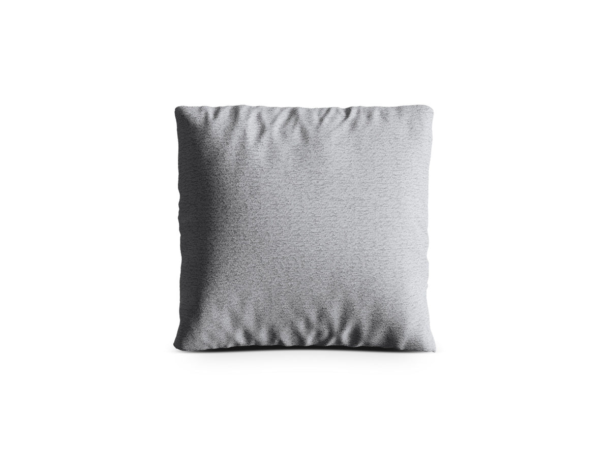 Quadratisches Kissen Kemi 18cm mit Bouclé-Stoff in Coral, Farbe Light Beige, dekorativ auf einem Sofa platziert.