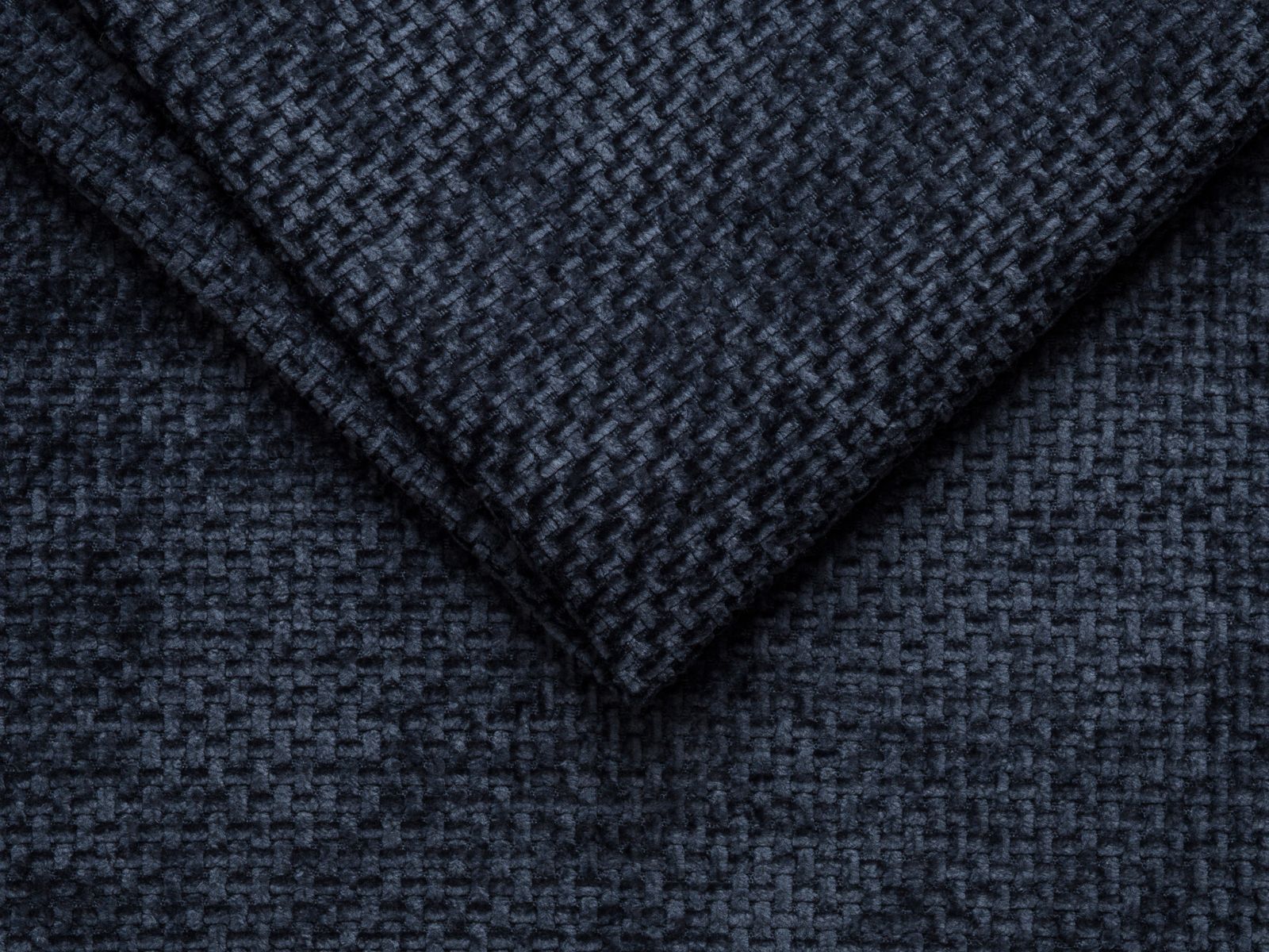 Stilvolles Kissen Aveiro in tiefem Navy Blue von Cosmopolitan Design, perfekt für moderne Wohnräume und als gemütliches Dekoelement.