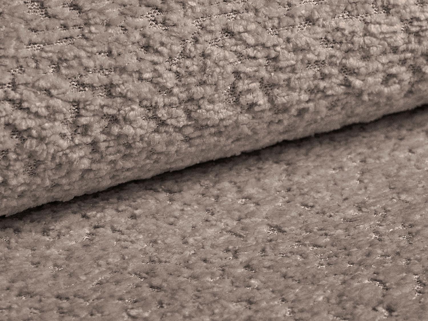 Erleben Sie das Kemi Pillow von Cosmopolitan Design – ein elegantes Kissen, das modernen Stil und höchsten Komfort in Ihr Zuhause bringt.