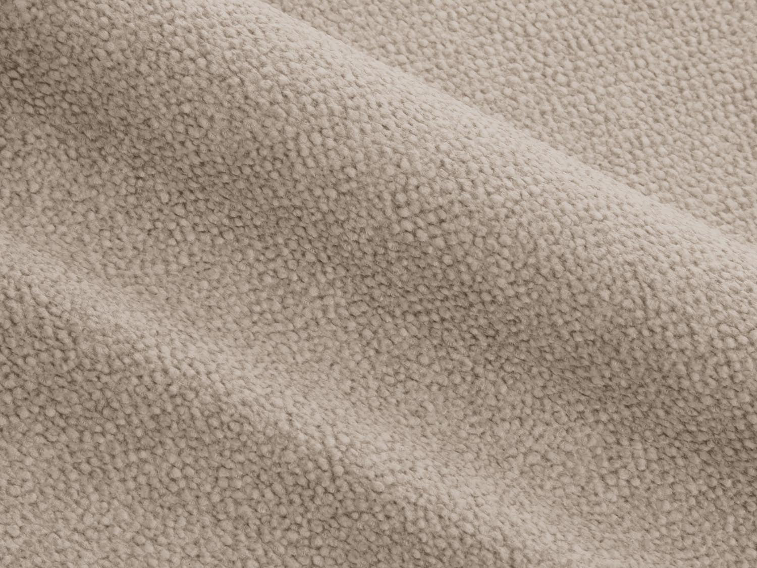 Erleben Sie den Mackay Pillow von Cosmopolitan Design – ein luxuriöser Velours-Hocker, der Ihrem Raum modernen Komfort und Stil verleiht.