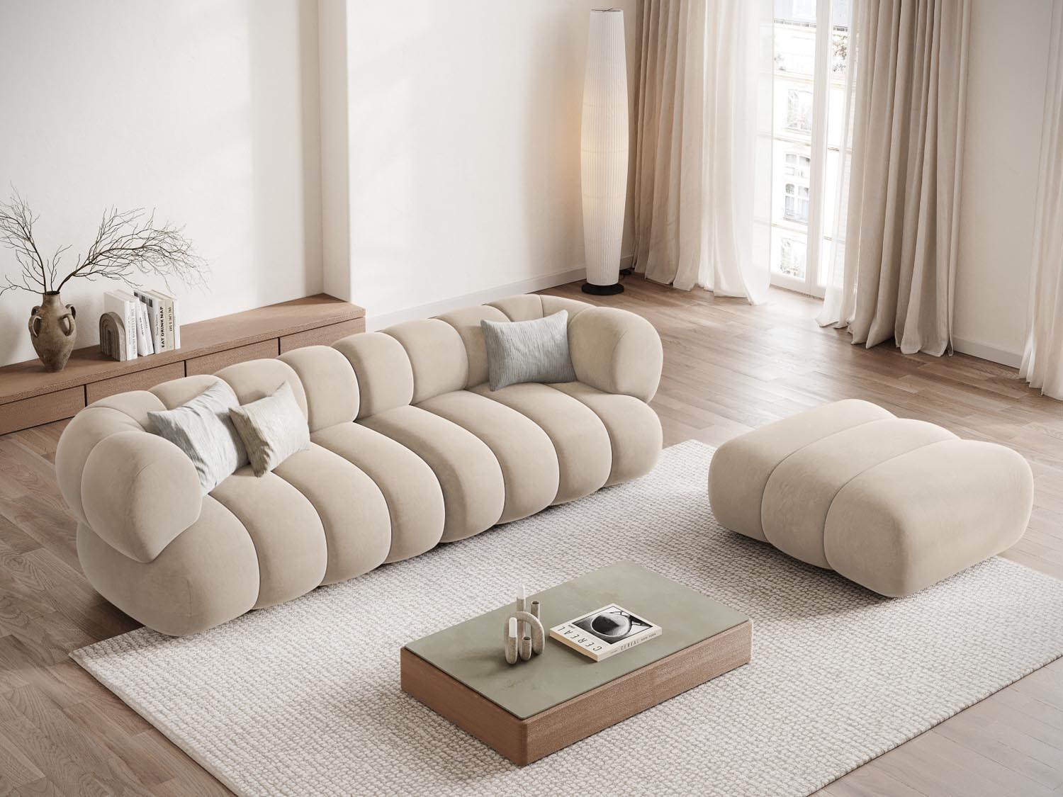 Eleganter Koge Velour Pouf in hellem Beige, ideal für stilvolle Wohnräume. Bequemer Sitzhocker mit modernem Design von Cosmopolitan.
