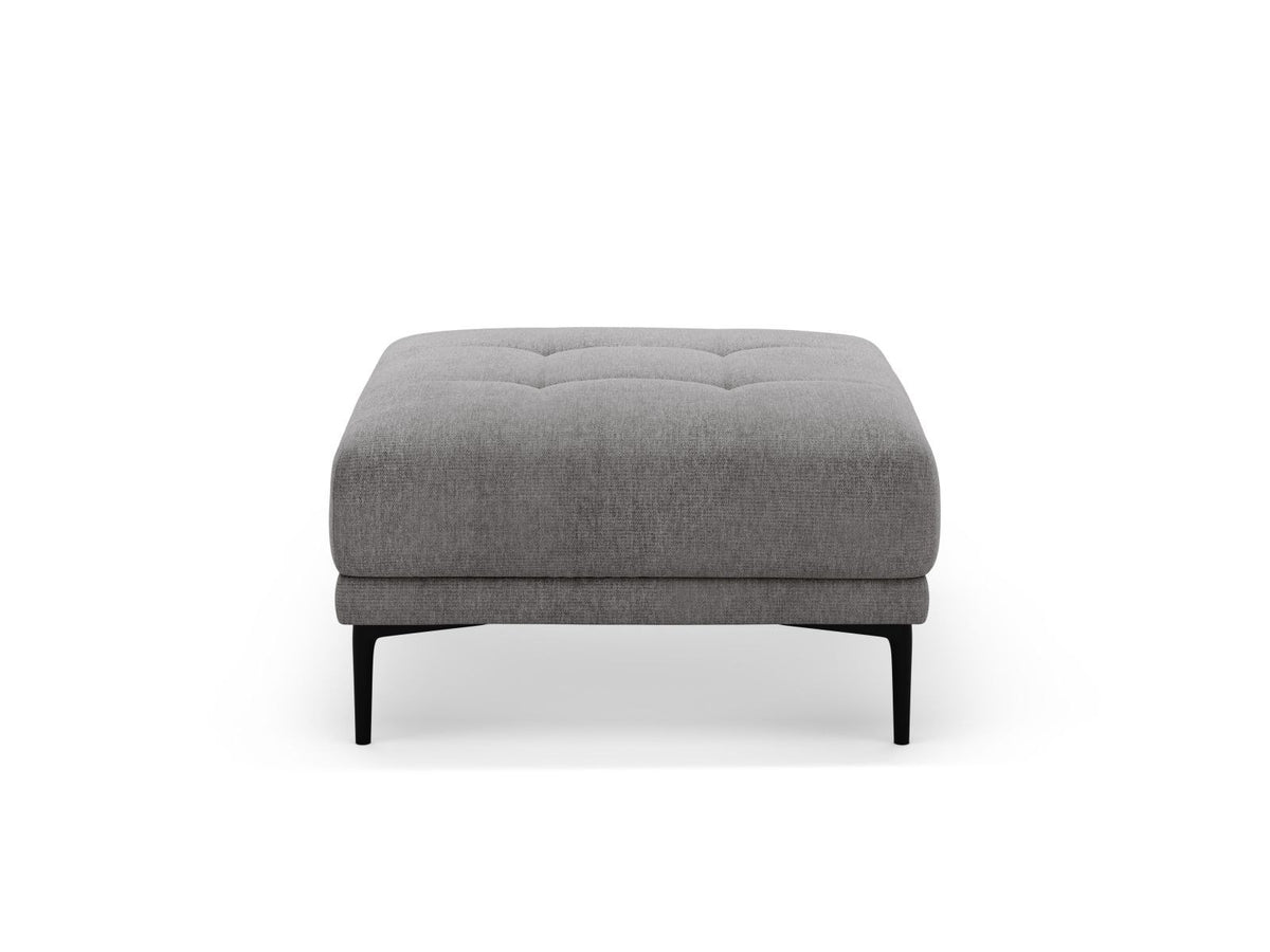 Runder Pouf mit beigem Sorella-Strukturstoff, gepolstertem Sitz und schwarzen Metallbeinen, freistehend fotografiert vor neutralem Hintergrund.