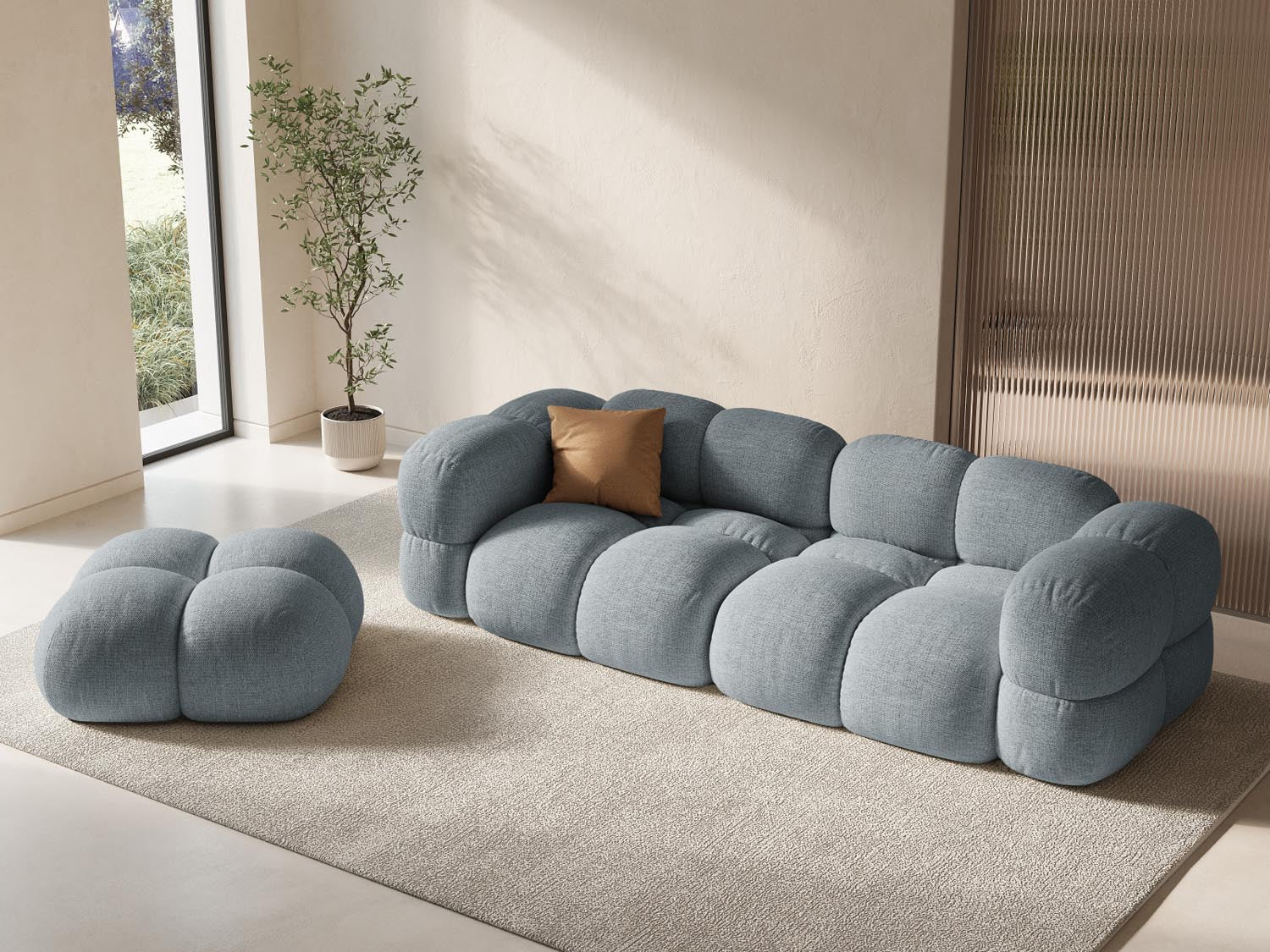 Eleganter Loretto Pouf in sanftem Pastellblau, ideal für stilvolle Wohnräume. Perfekt als zusätzlicher Sitzplatz oder dekoratives Element.