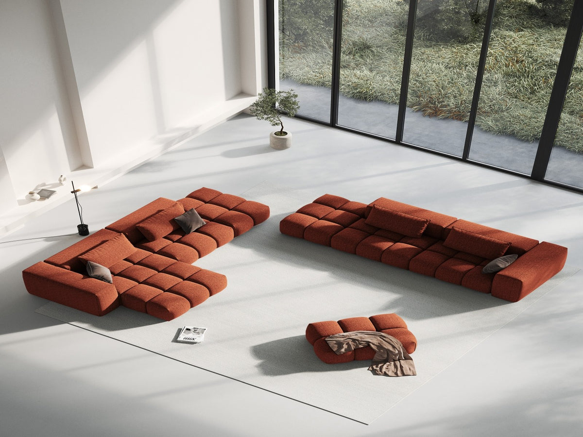 Beiger Pouf Verona mit Sorella-Strukturstoff, Massivholzrahmen und schwarzen Kunststoffbeinen, quaderförmige Sitzfläche.
