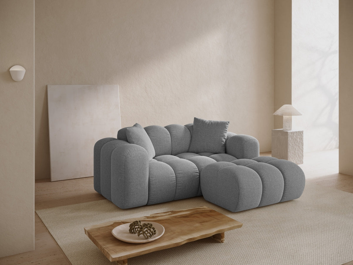 Rechteckiger Pouf Treno mit gepolsterter Sitzfläche, Stoffbezug und flachen schwarzen Beinen