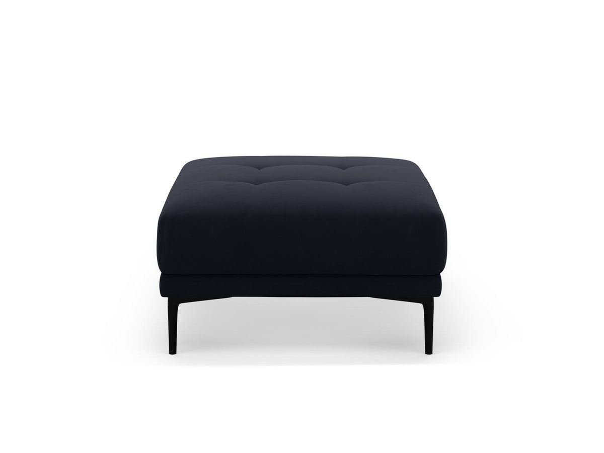 Samt-Pouf Lazio in Beige mit Massivholzrahmen, gepolsterter Sitzfläche und schwarzen Metallbeinen, Masse 85 x 85 x 46 cm.