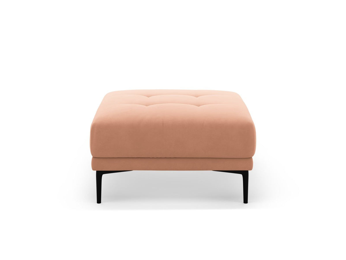 Samt-Pouf Lazio in Beige mit Massivholzrahmen, gepolsterter Sitzfläche und schwarzen Metallbeinen, Masse 85 x 85 x 46 cm.