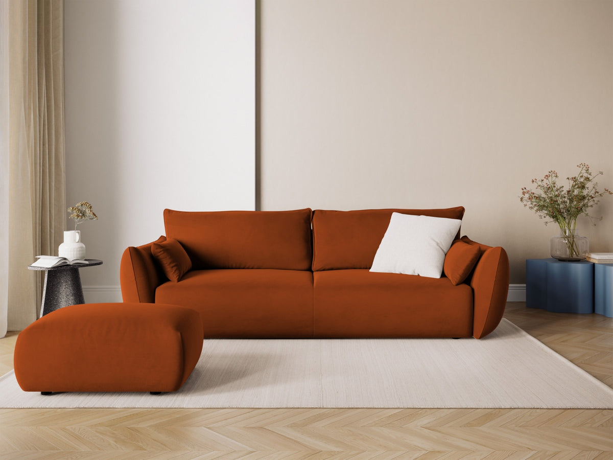 Gepolsterter Pouf Matera mit Velourbezug auf schwarzen Kunststoffbeinen, Cosmopolitan Design