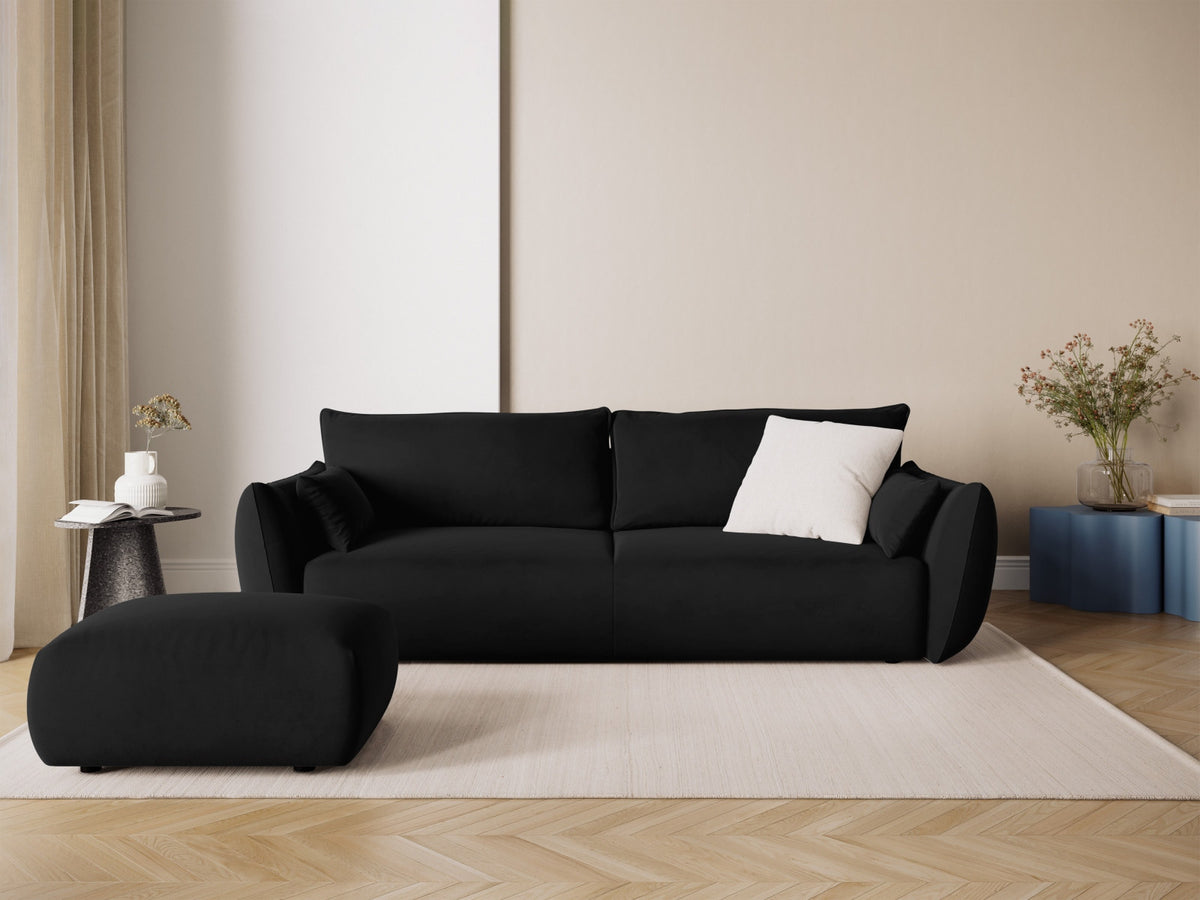 Gepolsterter Pouf Matera mit Velourbezug auf schwarzen Kunststoffbeinen, Cosmopolitan Design
