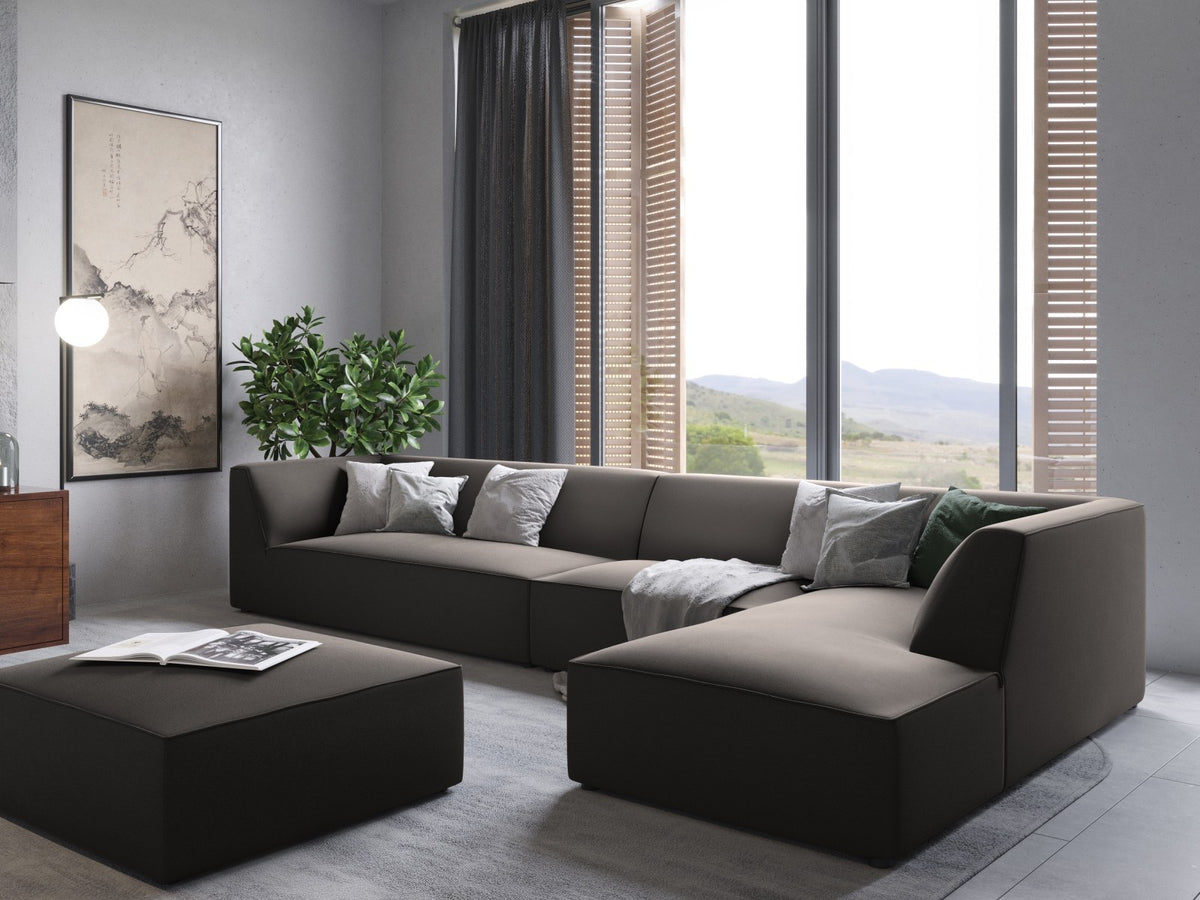 Beiger Samt-Pouf mit gepolstertem Sitz, Velours-Stoff und schwarzen Kunststoffbeinen, Modell Siena von Cosmopolitan Design.