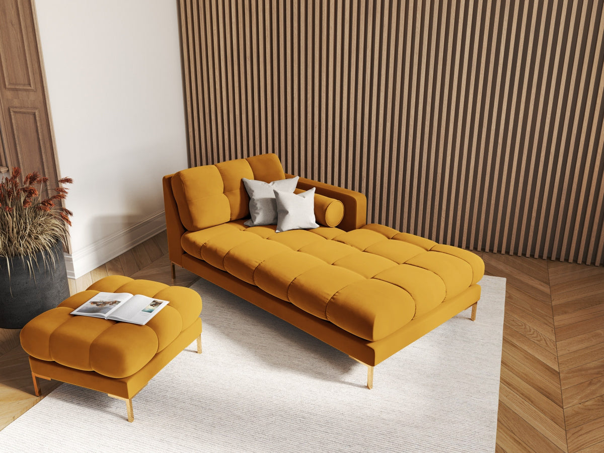 Quadratischer Pouf Bali mit gepolsterter Sitzfläche aus Stoff auf schlanken Metallbeinen