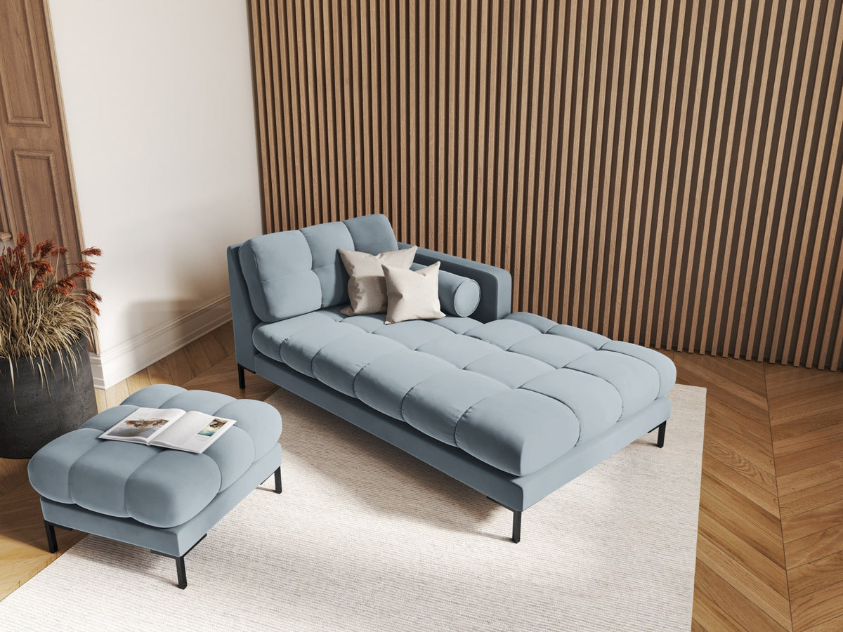 Quadratischer Pouf Bali mit gepolsterter Sitzfläche aus Stoff auf schlanken Metallbeinen