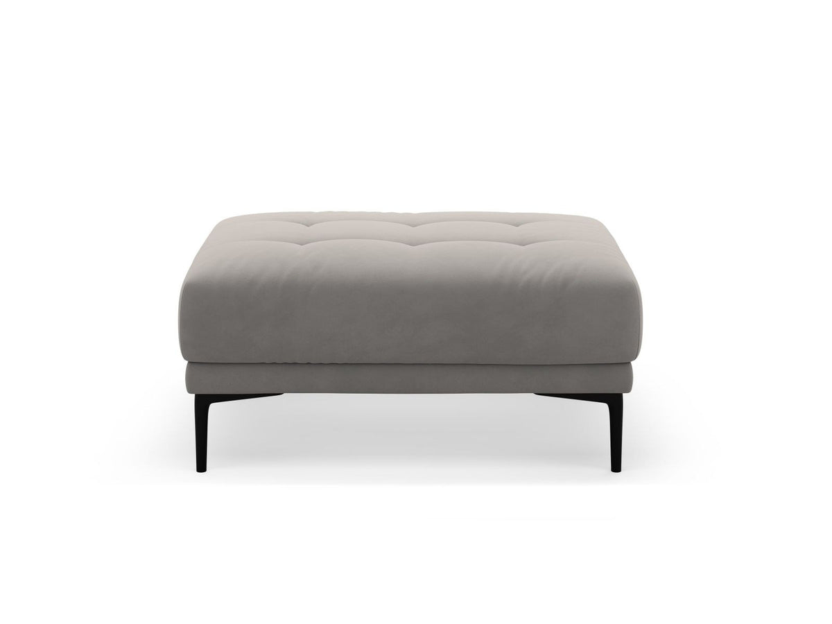 Beige-farbener Samt-Pouf Lazio mit rundlicher Sitzfläche, schwarzen Metallbeinen aus Stahl und Velours-Bezug Salvador.