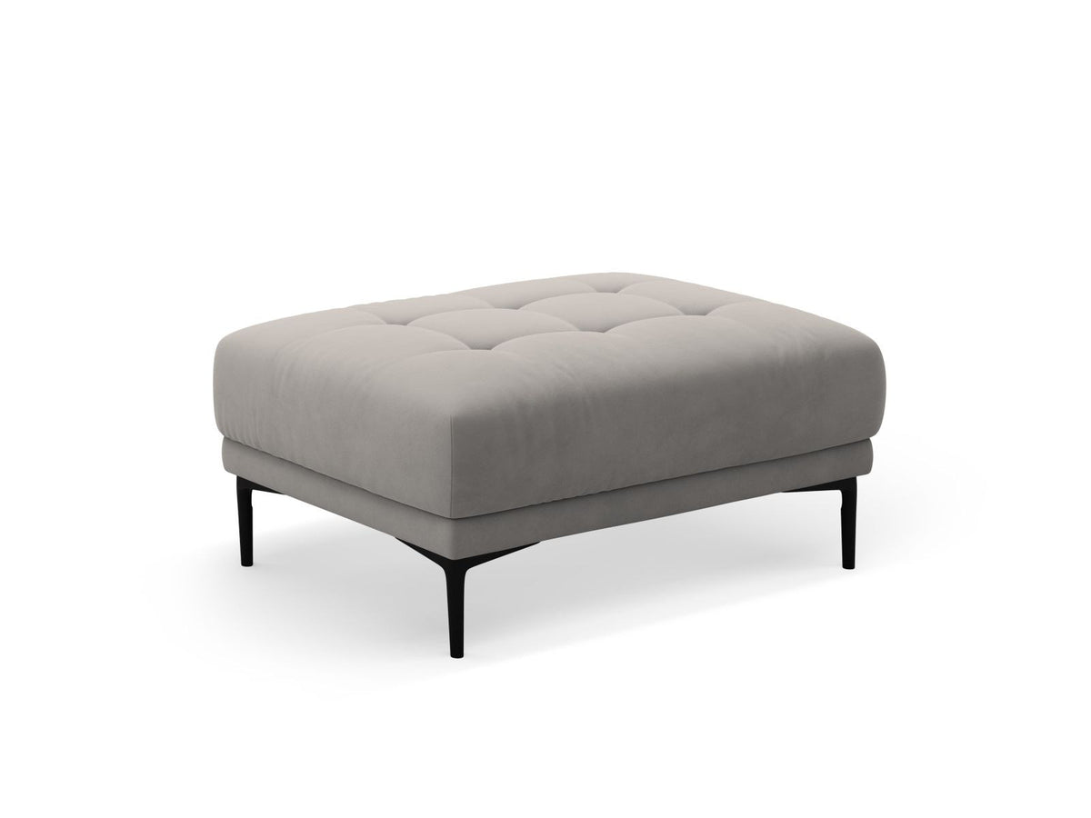 Beige-farbener Samt-Pouf Lazio mit rundlicher Sitzfläche, schwarzen Metallbeinen aus Stahl und Velours-Bezug Salvador.