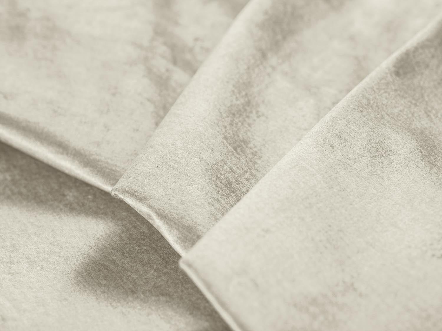 Entdecken Sie das Clinton Velour Ecksofa von Cosmopolitan Design: elegantes 5-Sitzer Sofa mit praktischer Schlaffunktion und grosszügigem Stauraum für Ihr Zuhause!