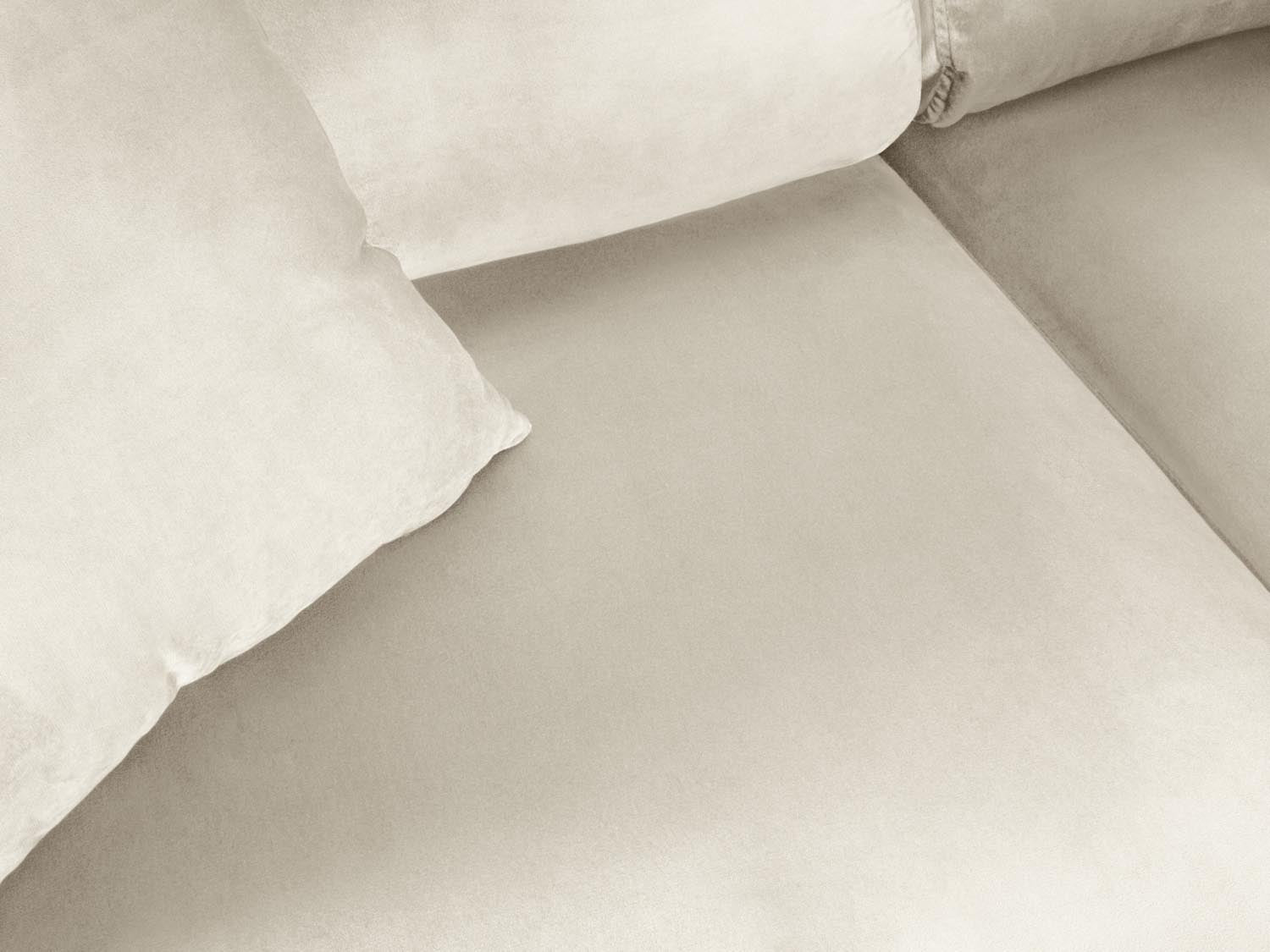 Stylisches Kyoto Velour Ecksofa in sanften Beige- und Goldtönen, 5-Sitzer mit praktischer Schlaffunktion und integriertem Stauraum.