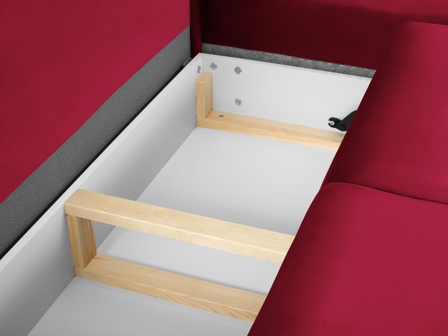 Elegantes rotes Velour Ecksofa mit goldenen Akzenten, 5-Sitzer, ideal für Gästeübernachtungen und zur Aufbewahrung.