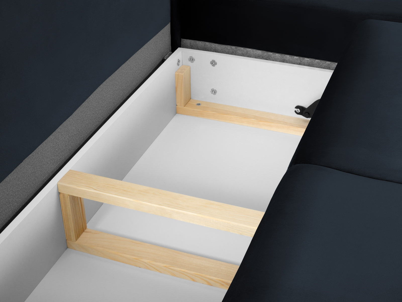 Elegantes, dunkelblaues Ecksofa aus Velours mit Schlaffunktion und Stauraum, ideal für stilvolle und praktische Wohnbereiche.