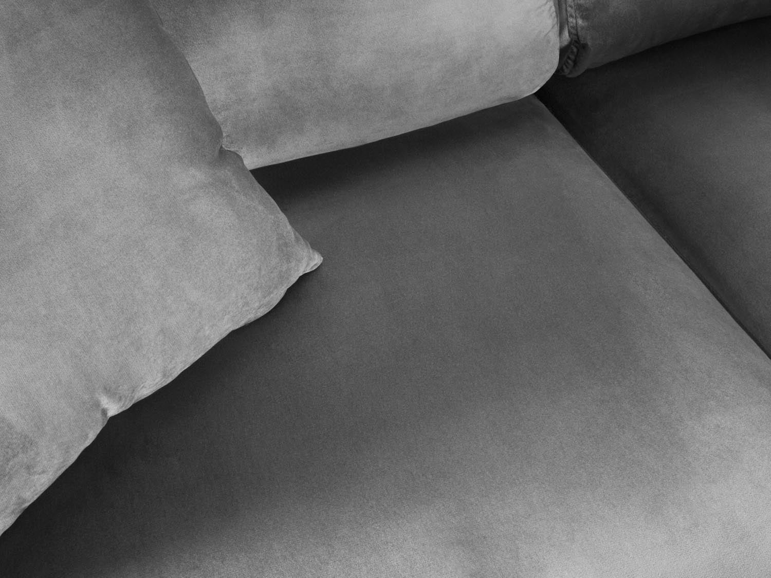 Stylisches Kyoto Velour Ecksofa in Hellgrau, 5-Sitzer mit Schlaffunktion und Stauraum, ideal für moderne Wohnräume.