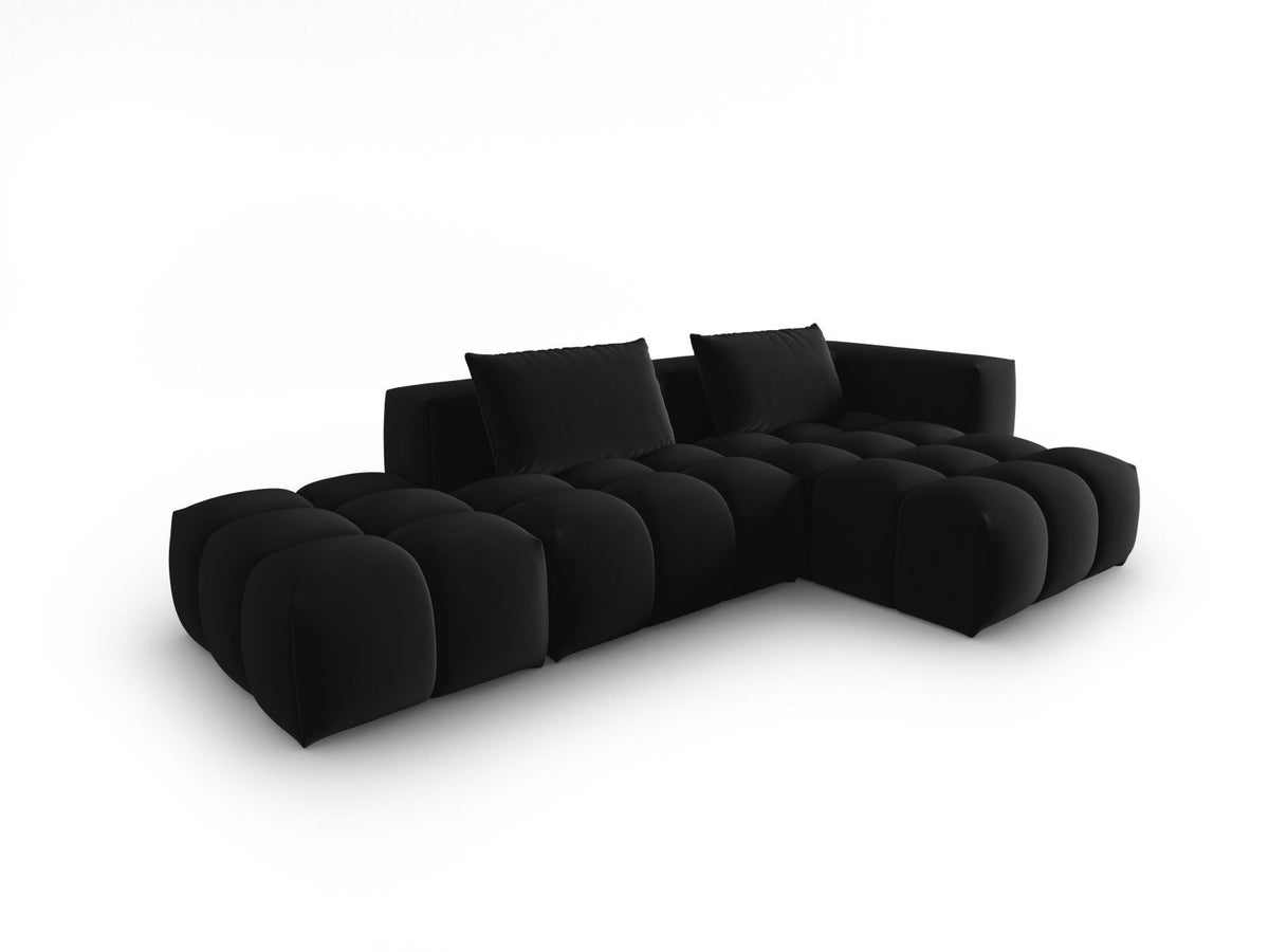 Modulares Ecksofa rechts aus Samt in Sand-Casino mit Récamiere, schwarzen Kunststoffbeinen und gepolsterter Rückenlehne.