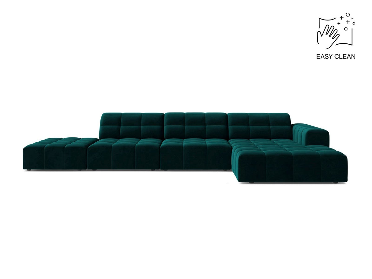 Ecksofa mit Récamiere rechts, Bezug aus Samtstoff in Light Beige, Massivholzrahmen, schwarze Kunststoffbeine, 5-Sitzer-Ausführung.