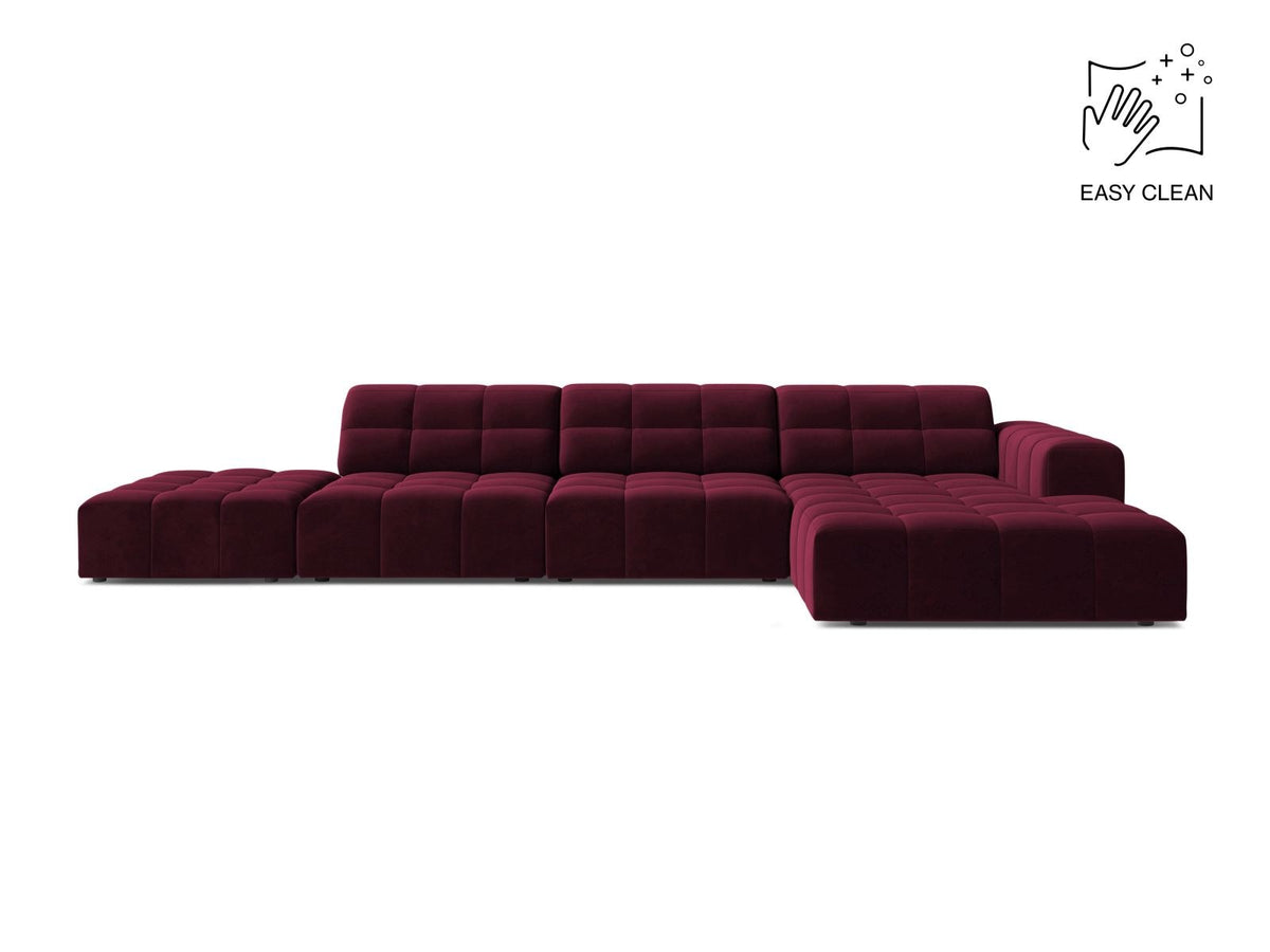 Ecksofa mit Récamiere rechts, Bezug aus Samtstoff in Light Beige, Massivholzrahmen, schwarze Kunststoffbeine, 5-Sitzer-Ausführung.