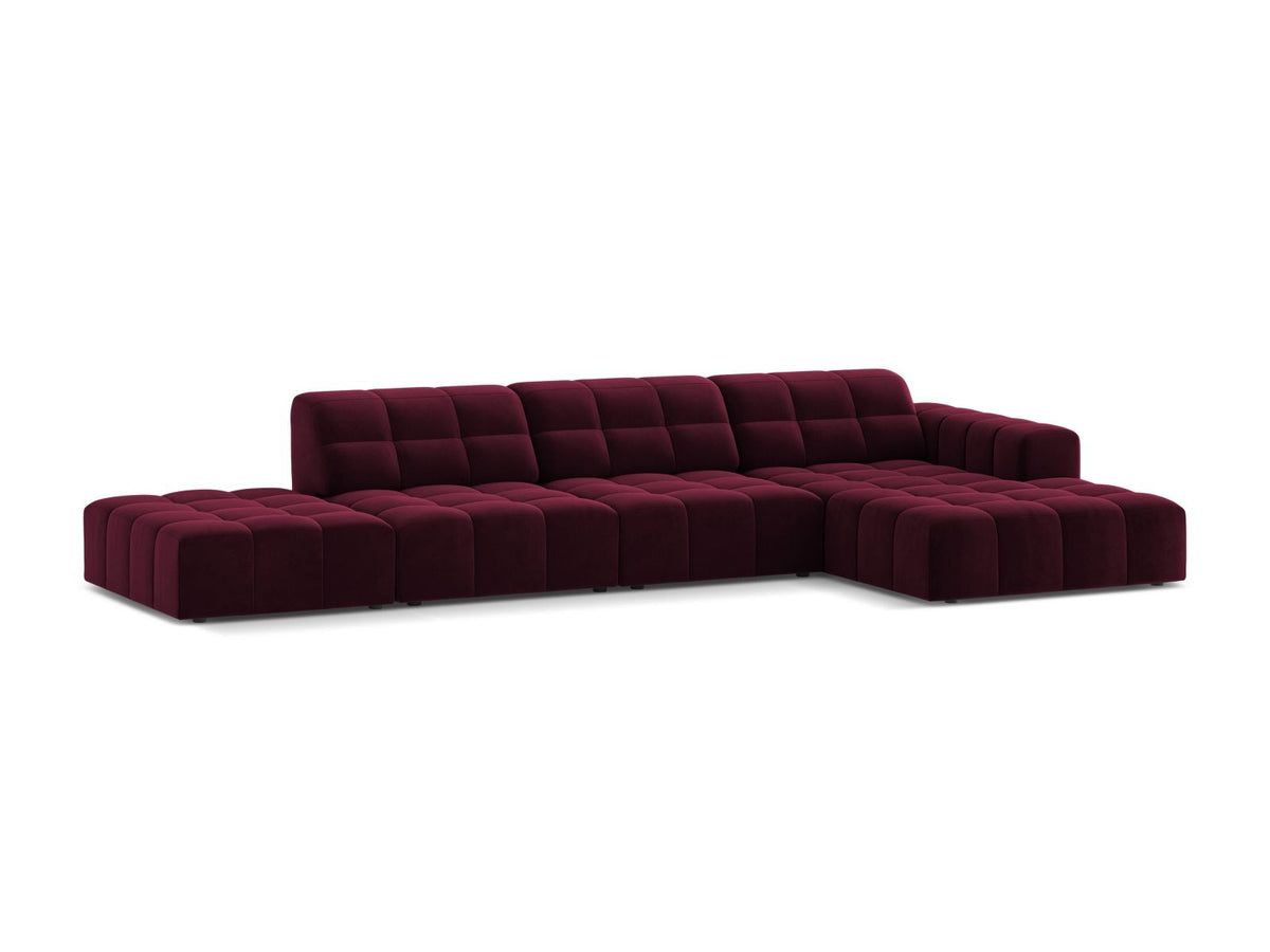 Ecksofa mit Récamiere rechts, Bezug aus Samtstoff in Light Beige, Massivholzrahmen, schwarze Kunststoffbeine, 5-Sitzer-Ausführung.