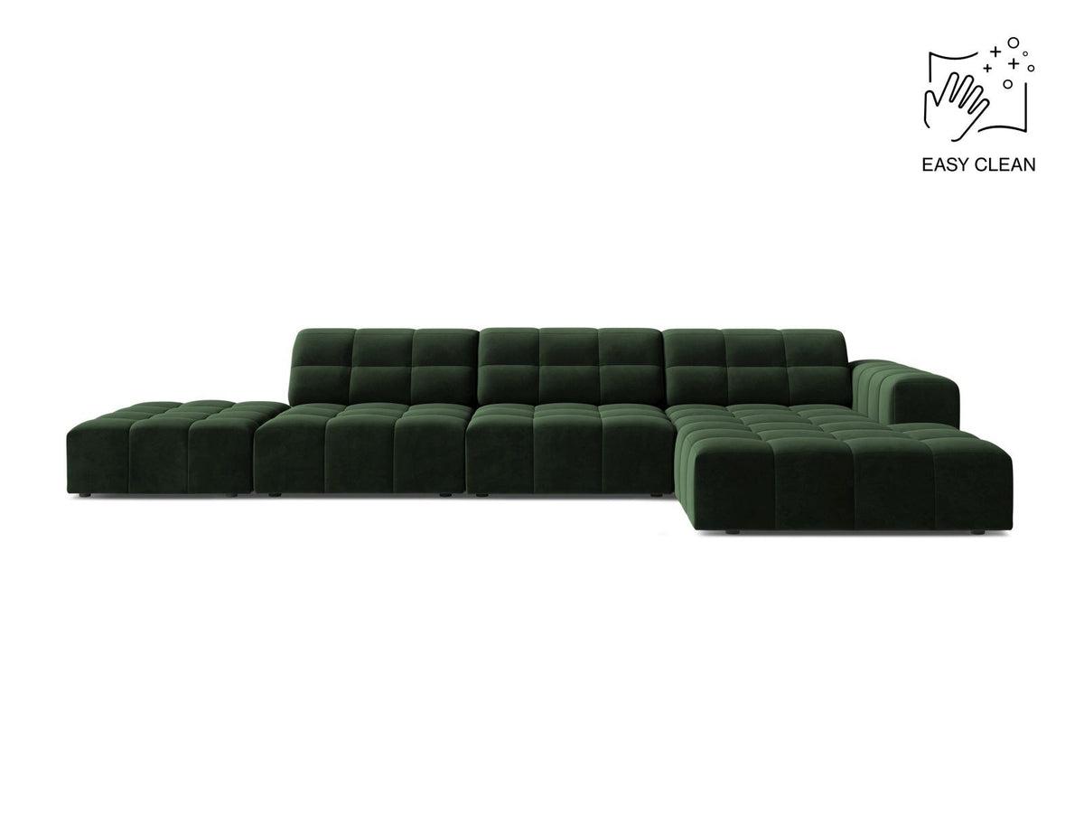 Ecksofa mit Récamiere rechts, Bezug aus Samtstoff in Light Beige, Massivholzrahmen, schwarze Kunststoffbeine, 5-Sitzer-Ausführung.