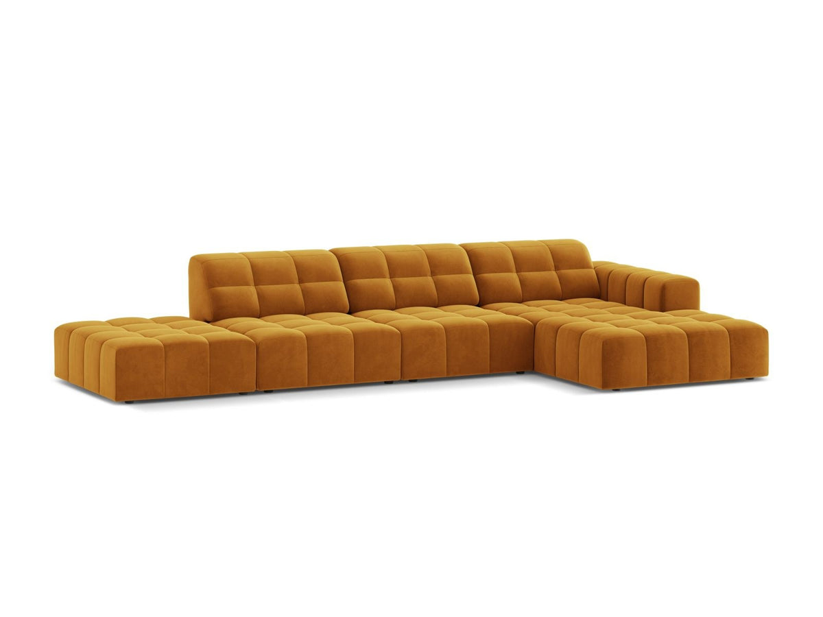 Ecksofa mit Récamiere rechts, Bezug aus Samtstoff in Light Beige, Massivholzrahmen, schwarze Kunststoffbeine, 5-Sitzer-Ausführung.