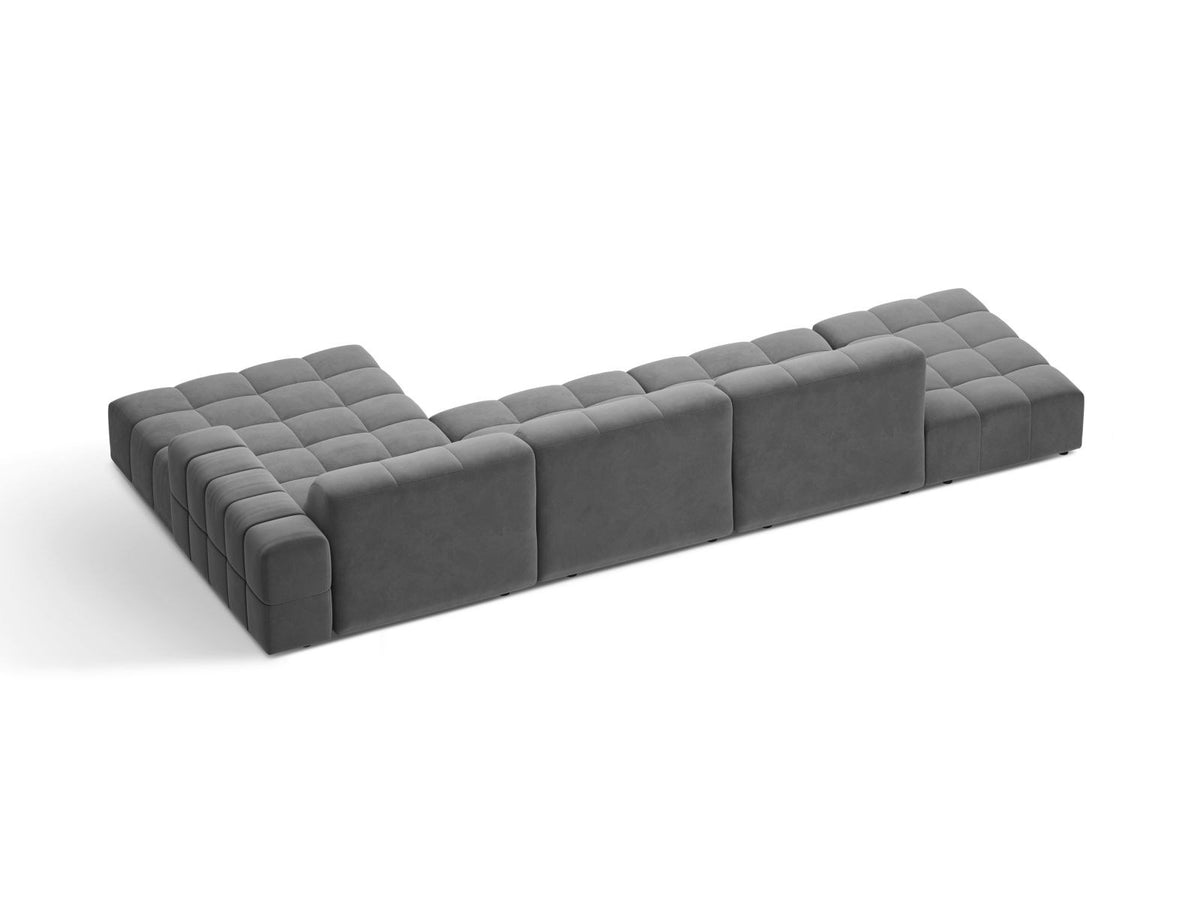 Ecksofa mit Récamiere rechts, Bezug aus Samtstoff in Light Beige, Massivholzrahmen, schwarze Kunststoffbeine, 5-Sitzer-Ausführung.