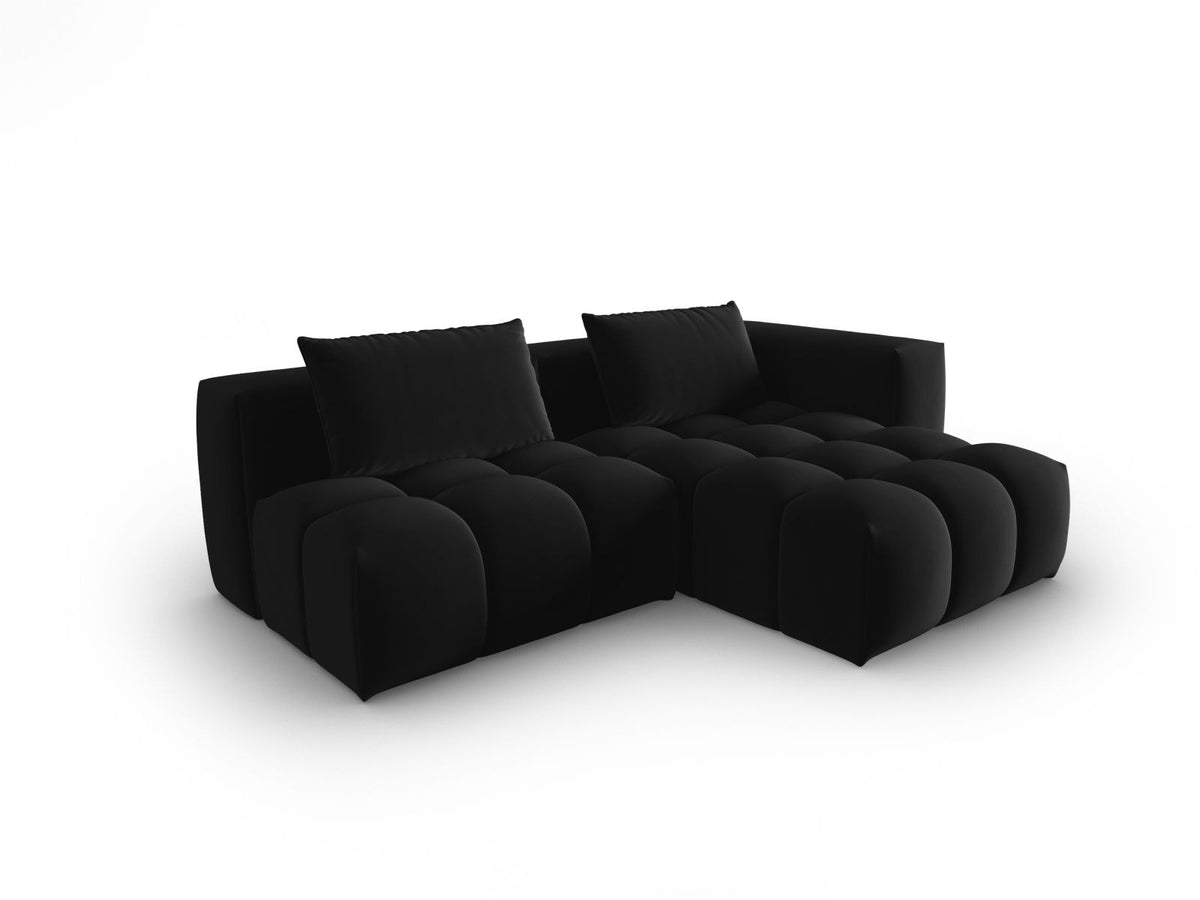 Modulares Ecksofa rechts in Sand-Casino Samt mit Massivholzrahmen, schwarzen Kunststoffbeinen und drei Sitzplätzen, seitliche Ansicht.