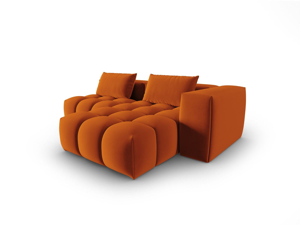 Modulares Ecksofa rechts in Sand-Casino Samt mit Massivholzrahmen, schwarzen Kunststoffbeinen und drei Sitzplätzen, seitliche Ansicht.