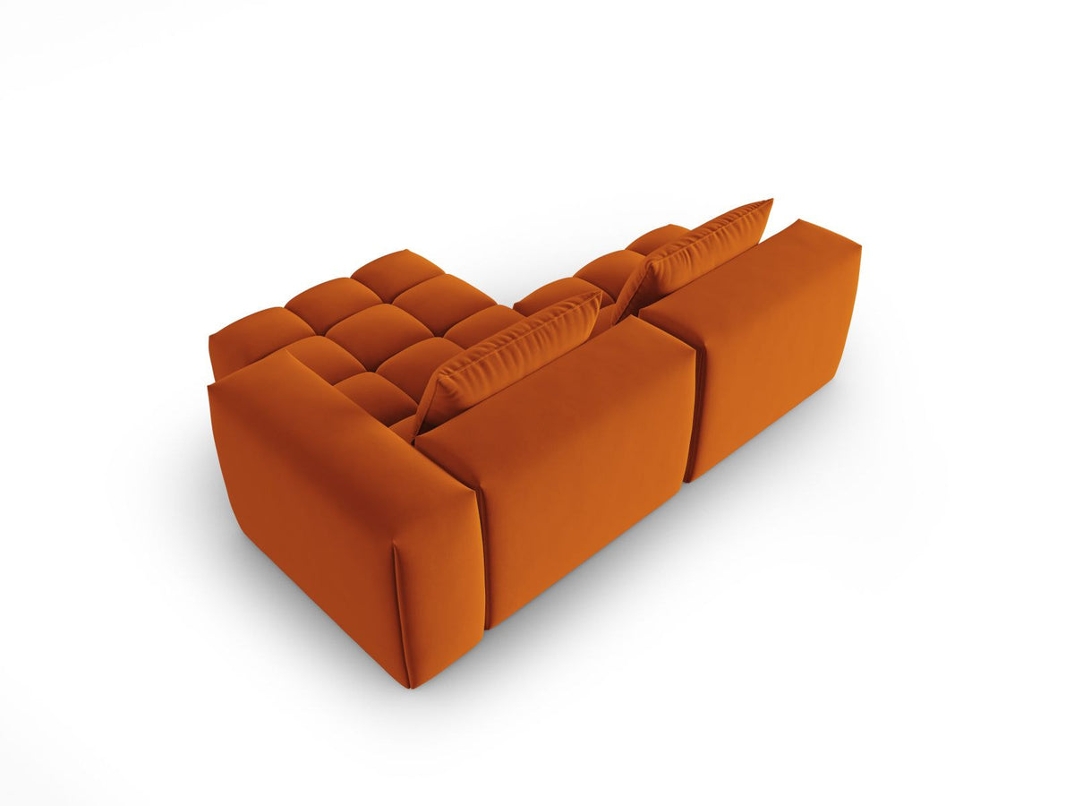 Modulares Ecksofa rechts in Sand-Casino Samt mit Massivholzrahmen, schwarzen Kunststoffbeinen und drei Sitzplätzen, seitliche Ansicht.