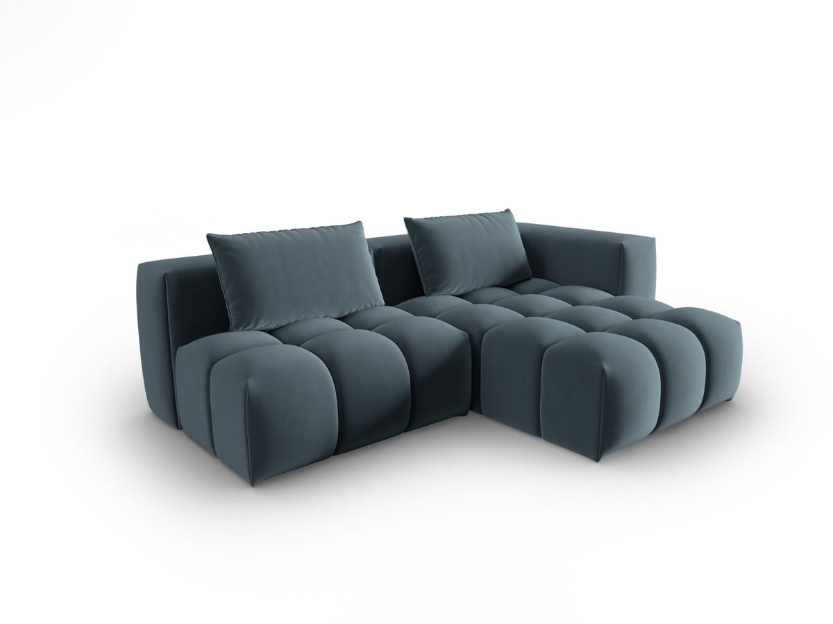 Modulares Ecksofa rechts in Sand-Casino Samt mit Massivholzrahmen, schwarzen Kunststoffbeinen und drei Sitzplätzen, seitliche Ansicht.