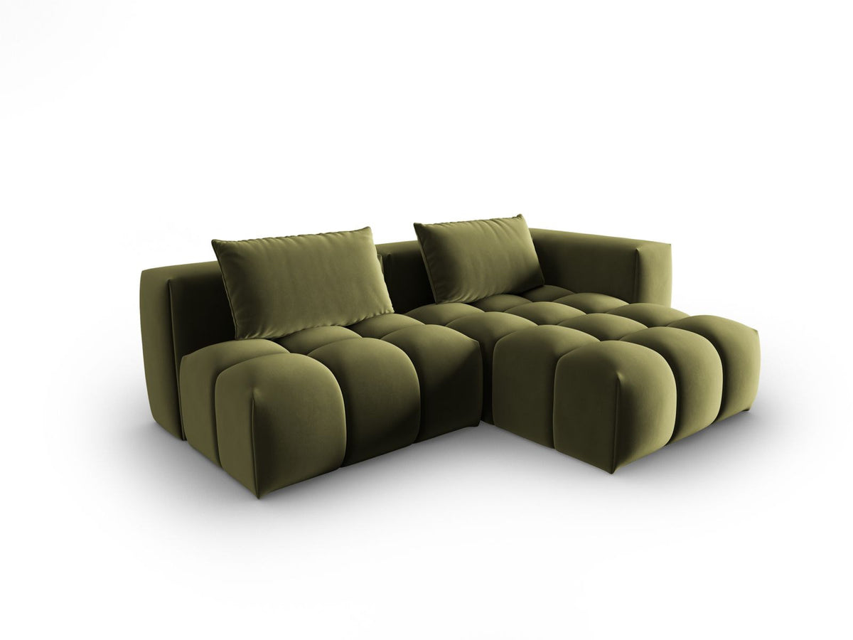 Modulares Ecksofa rechts in Sand-Casino Samt mit Massivholzrahmen, schwarzen Kunststoffbeinen und drei Sitzplätzen, seitliche Ansicht.