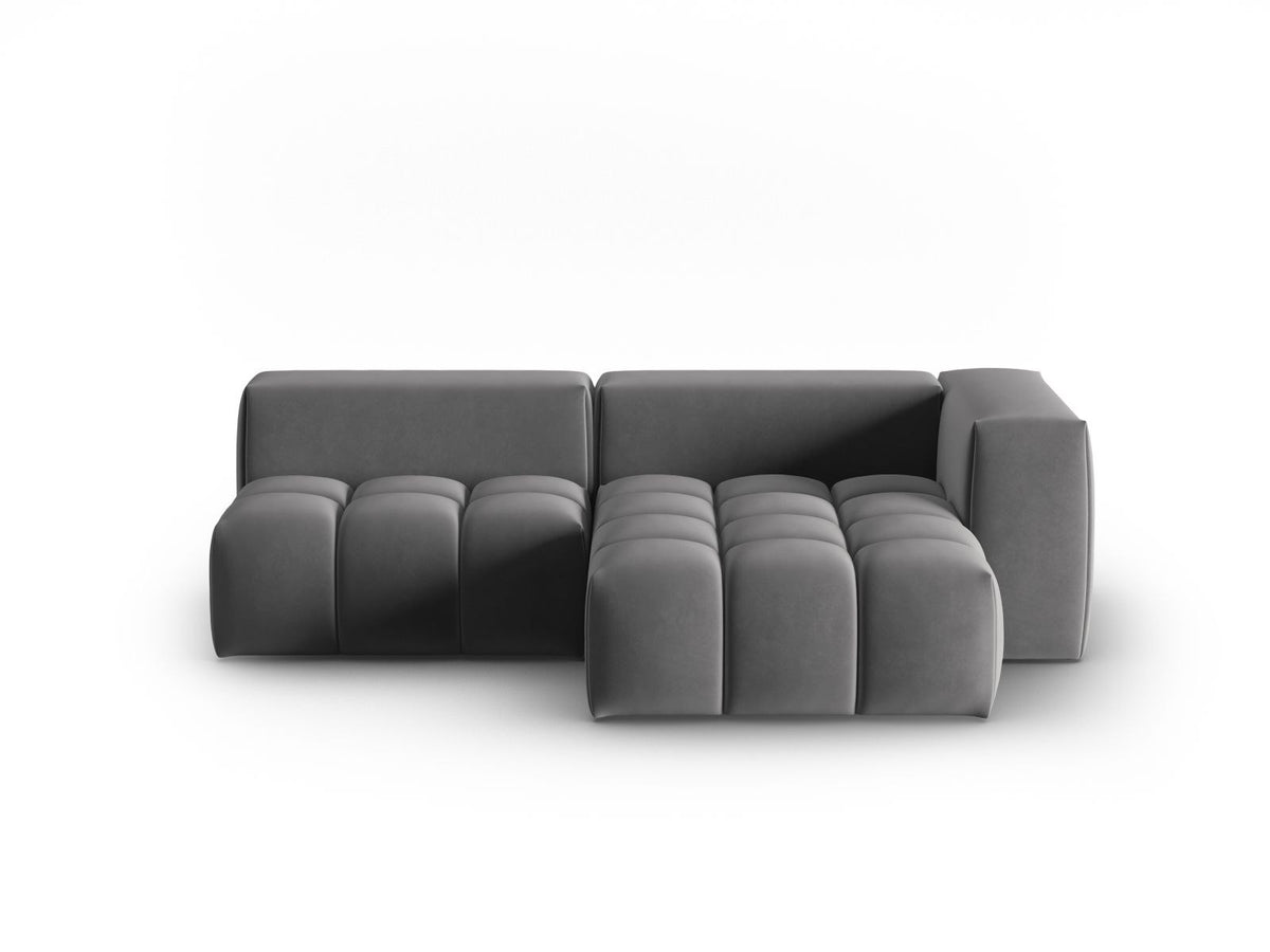 Modulares Ecksofa rechts in Sand-Casino Samt mit Massivholzrahmen, schwarzen Kunststoffbeinen und drei Sitzplätzen, seitliche Ansicht.