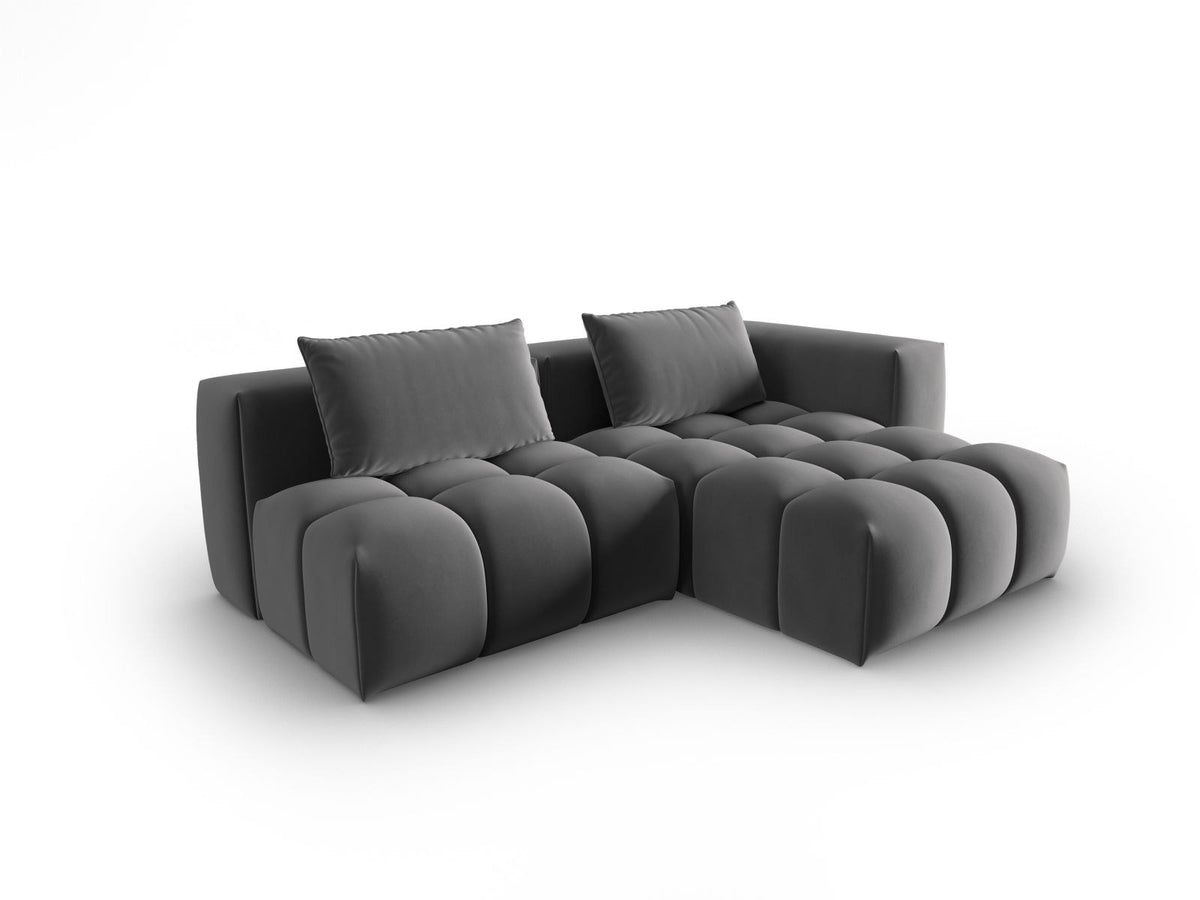 Modulares Ecksofa rechts in Sand-Casino Samt mit Massivholzrahmen, schwarzen Kunststoffbeinen und drei Sitzplätzen, seitliche Ansicht.