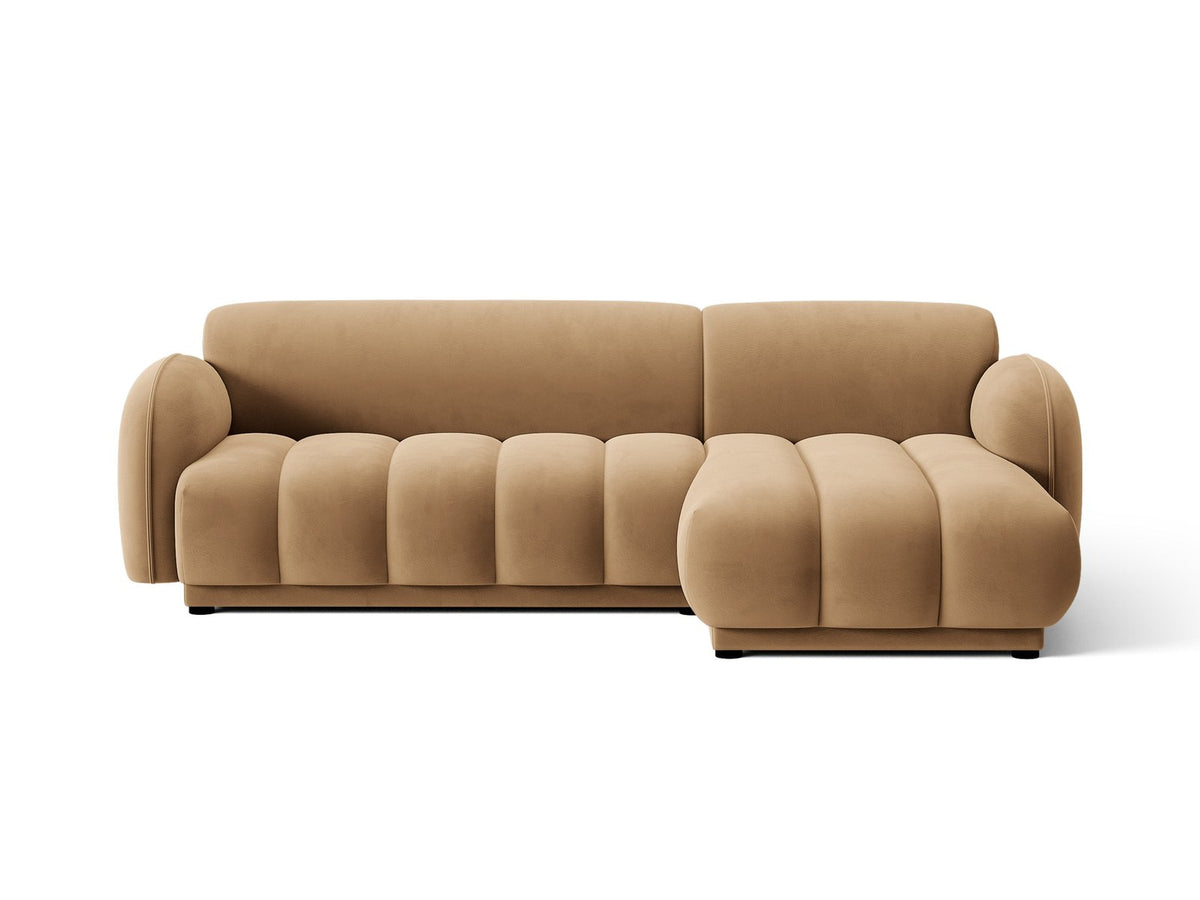 Bilbao Ecksofa rechts in Light Beige-Casino Samt, Massivholzrahmen, schwarze Kunststoffbeine, 3-Sitzer mit Récamiere, urbanes Design.