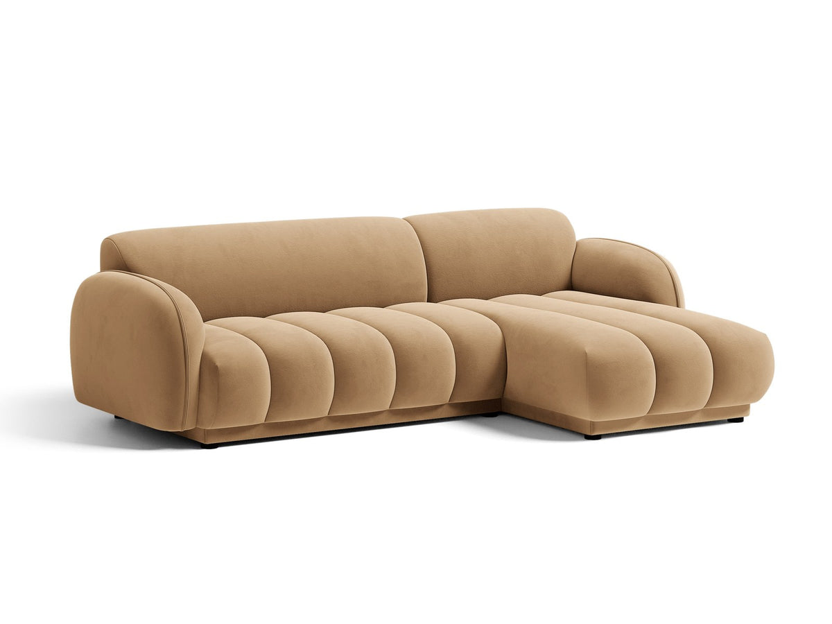 Bilbao Ecksofa rechts in Light Beige-Casino Samt, Massivholzrahmen, schwarze Kunststoffbeine, 3-Sitzer mit Récamiere, urbanes Design.