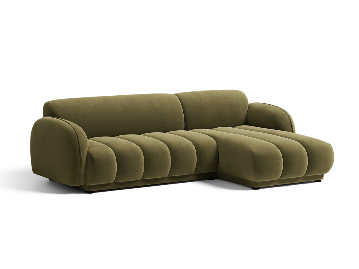 Bilbao Ecksofa rechts in Light Beige-Casino Samt, Massivholzrahmen, schwarze Kunststoffbeine, 3-Sitzer mit Récamiere, urbanes Design.