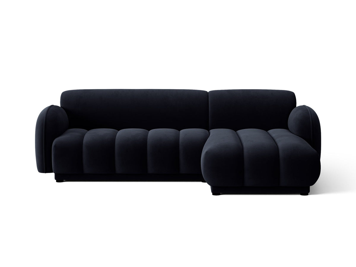 Bilbao Ecksofa rechts in Light Beige-Casino Samt, Massivholzrahmen, schwarze Kunststoffbeine, 3-Sitzer mit Récamiere, urbanes Design.