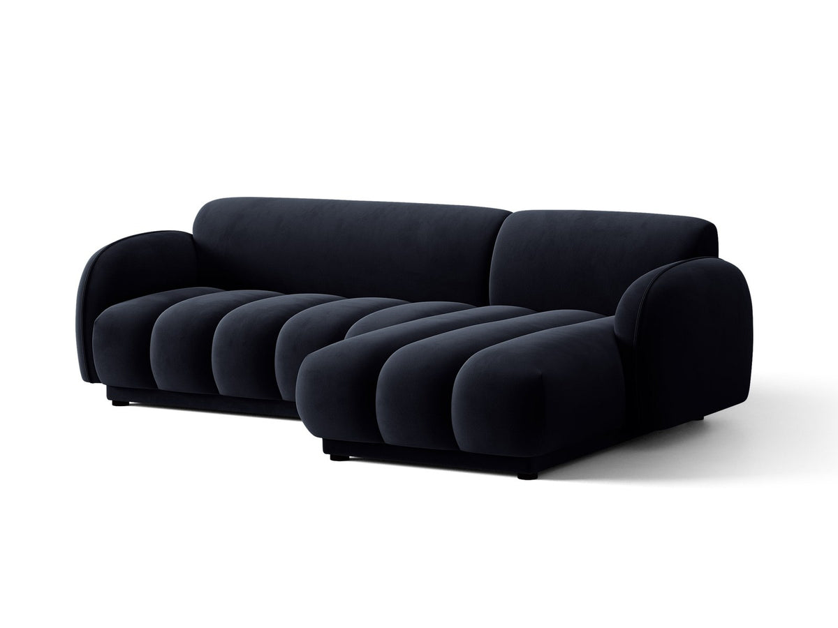 Bilbao Ecksofa rechts in Light Beige-Casino Samt, Massivholzrahmen, schwarze Kunststoffbeine, 3-Sitzer mit Récamiere, urbanes Design.