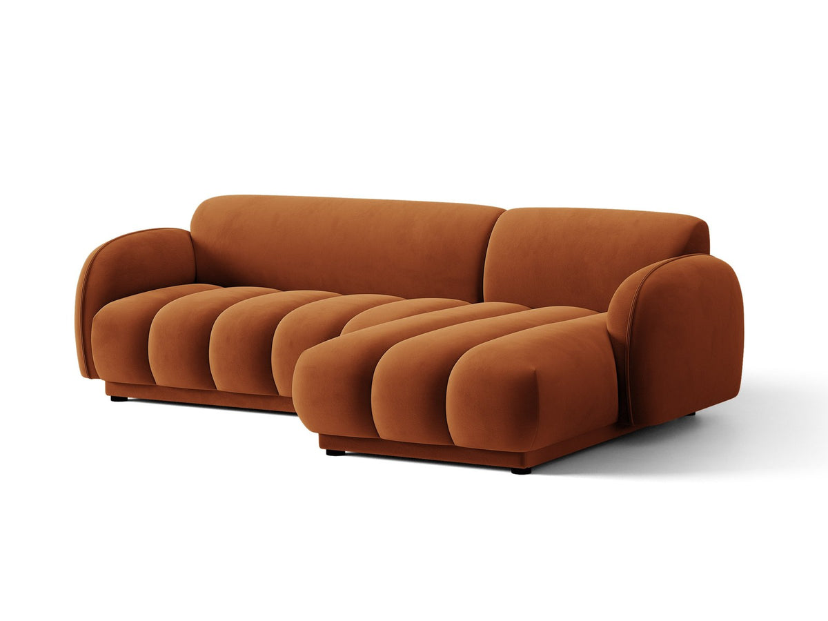 Bilbao Ecksofa rechts in Light Beige-Casino Samt, Massivholzrahmen, schwarze Kunststoffbeine, 3-Sitzer mit Récamiere, urbanes Design.